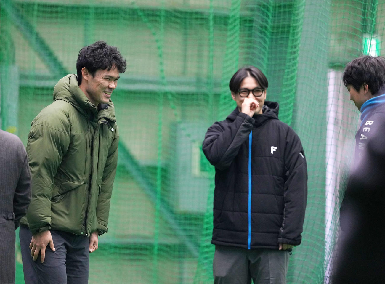 鎌ケ谷スタジアムを訪れスタッフとあいさつを交わす日本ハム福谷（撮影・横山健太）