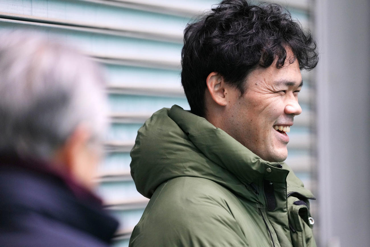 鎌ケ谷スタジアムを訪れスタッフと言葉を交わす日本ハム福谷（撮影・横山健太）