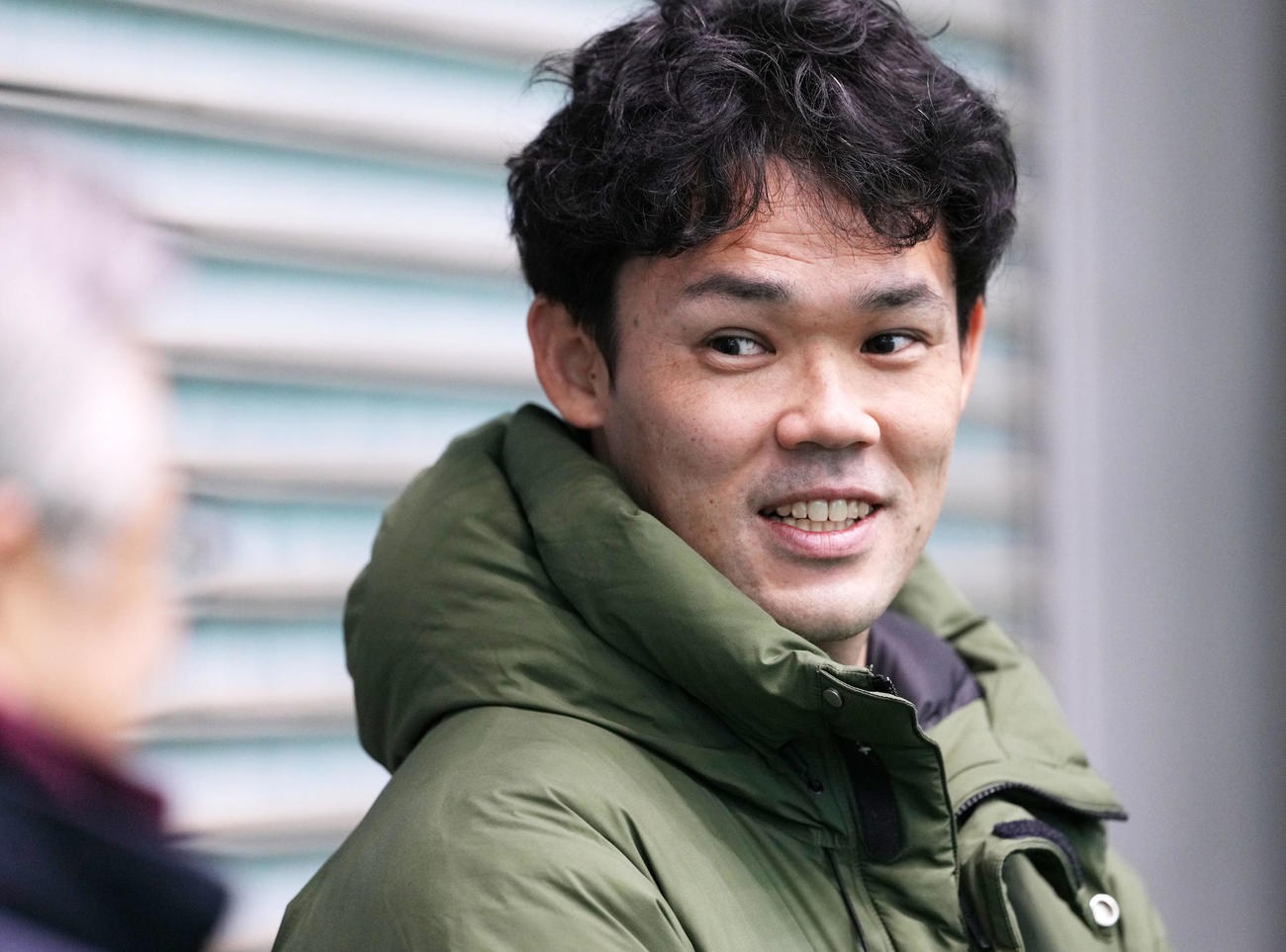鎌ケ谷スタジアムを訪れスタッフと言葉を交わす日本ハム福谷（撮影・横山健太）