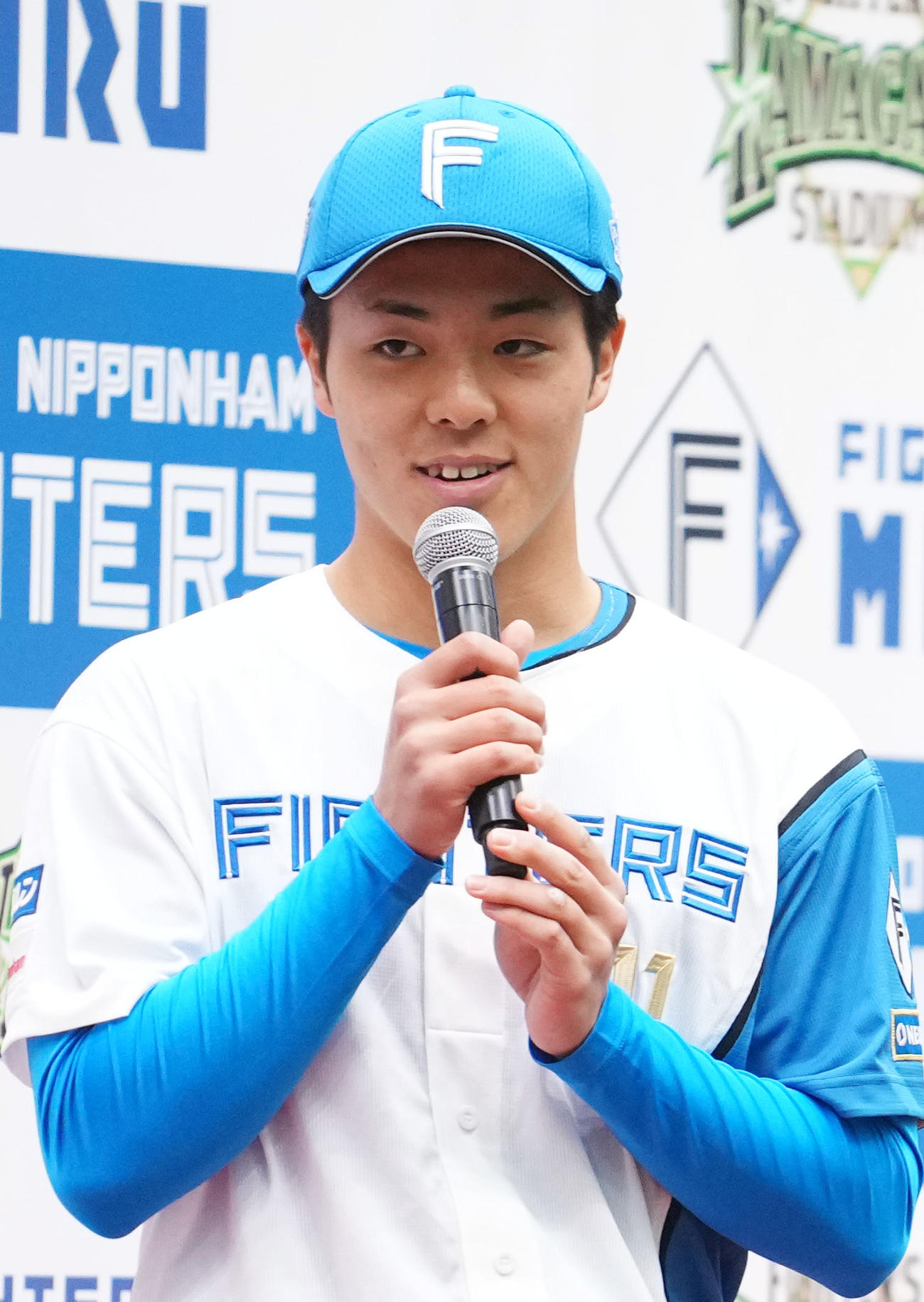 お披露目会で自己紹介をする日本ハム柴田（撮影・横山健太）