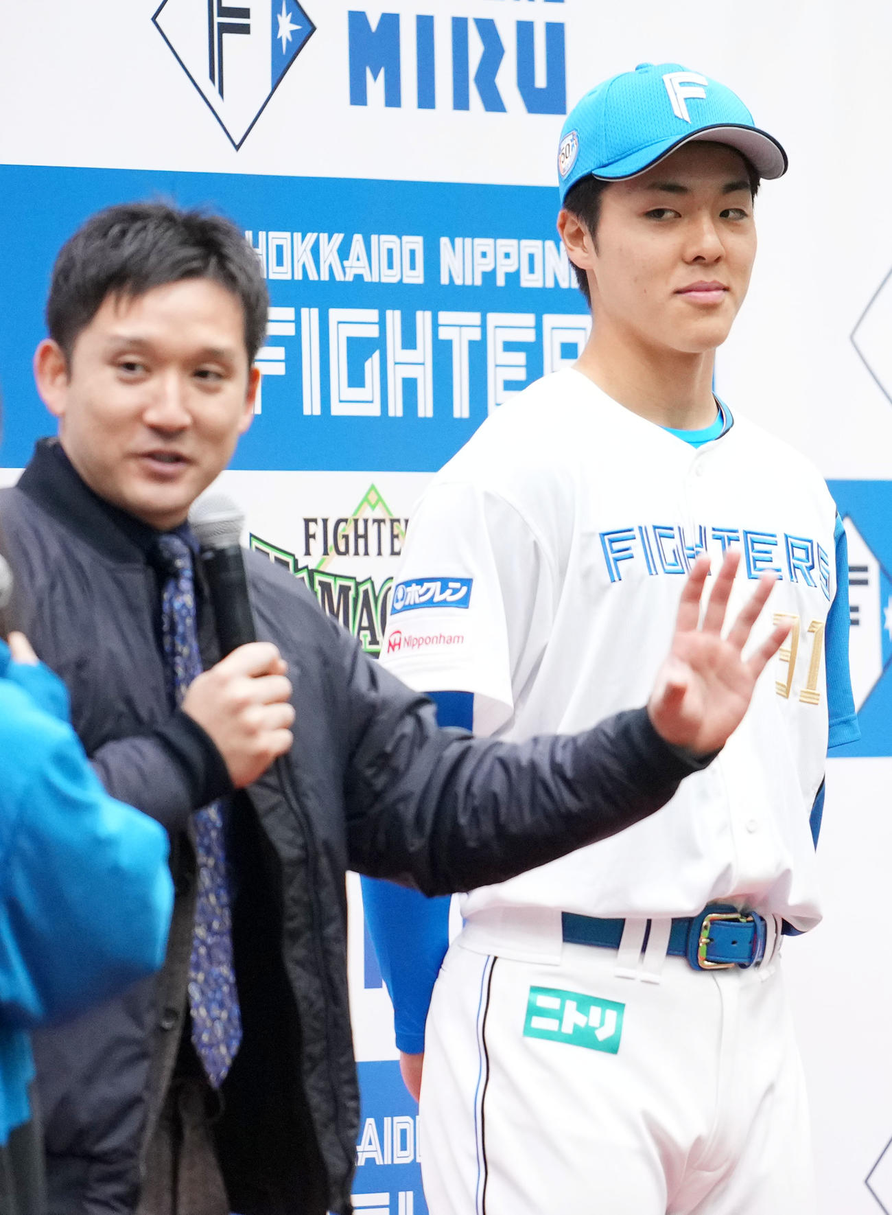 お披露目会で杉谷氏（左）にイジられる日本ハム柴田（撮影・横山健太）