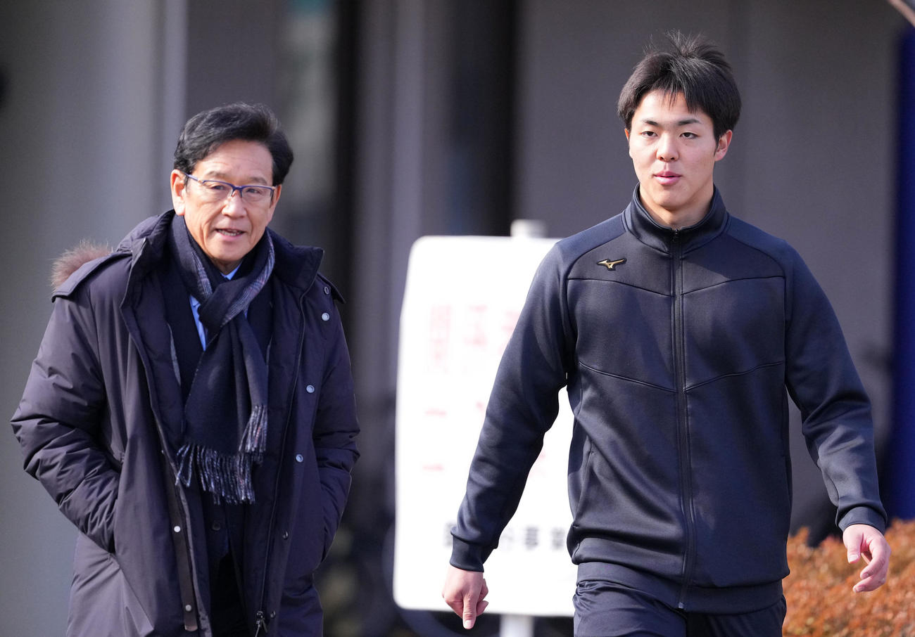 言葉を交わす日本ハム柴田（右）と栗山CBO（撮影・横山健太）