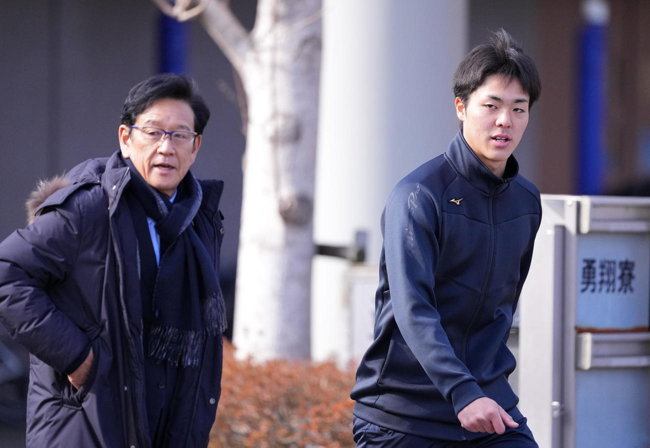 言葉を交わす日本ハム柴田（右）と栗山CBO（撮影・横山健太）