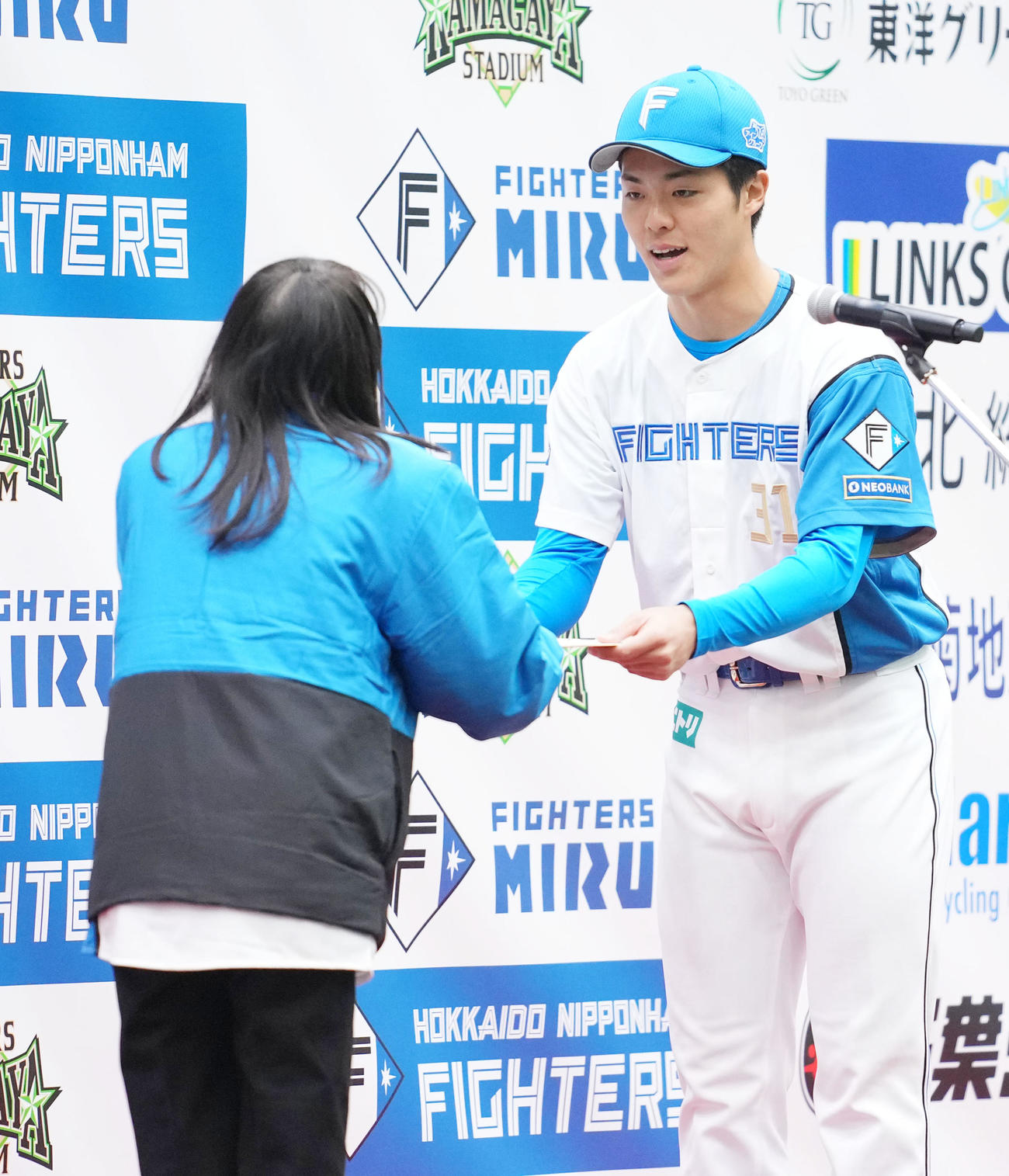 鎌ケ谷市長に転入届を手渡す日本ハム柴田（右）（撮影・横山健太）