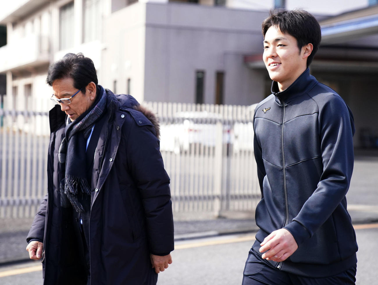 言葉を交わす日本ハム柴田（右）と栗山CBO（撮影・横山健太）