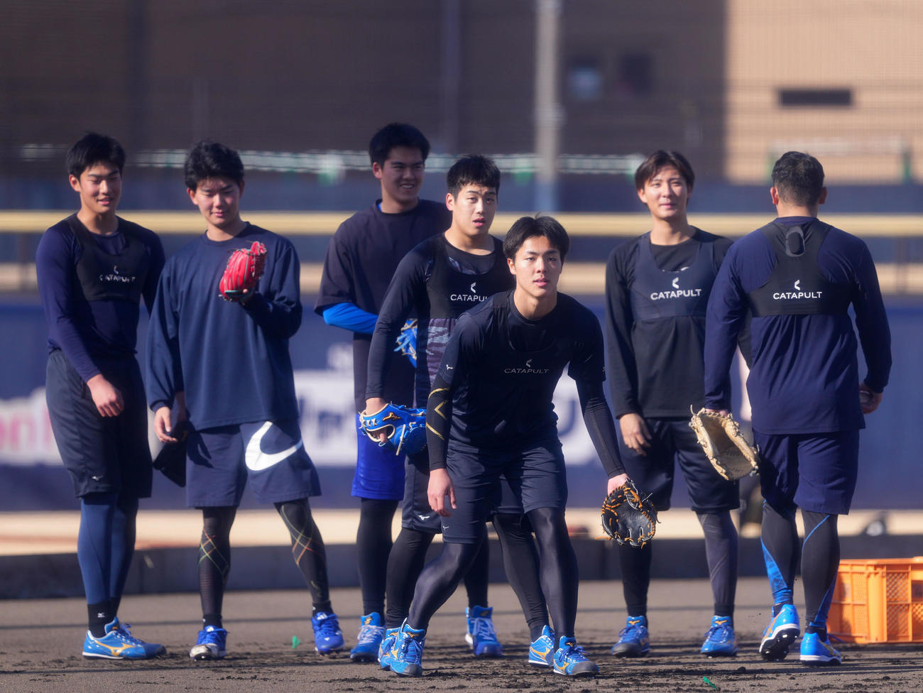 ノックを受ける柴田（手前）ら日本ハム新人選手たち（撮影・横山健太）