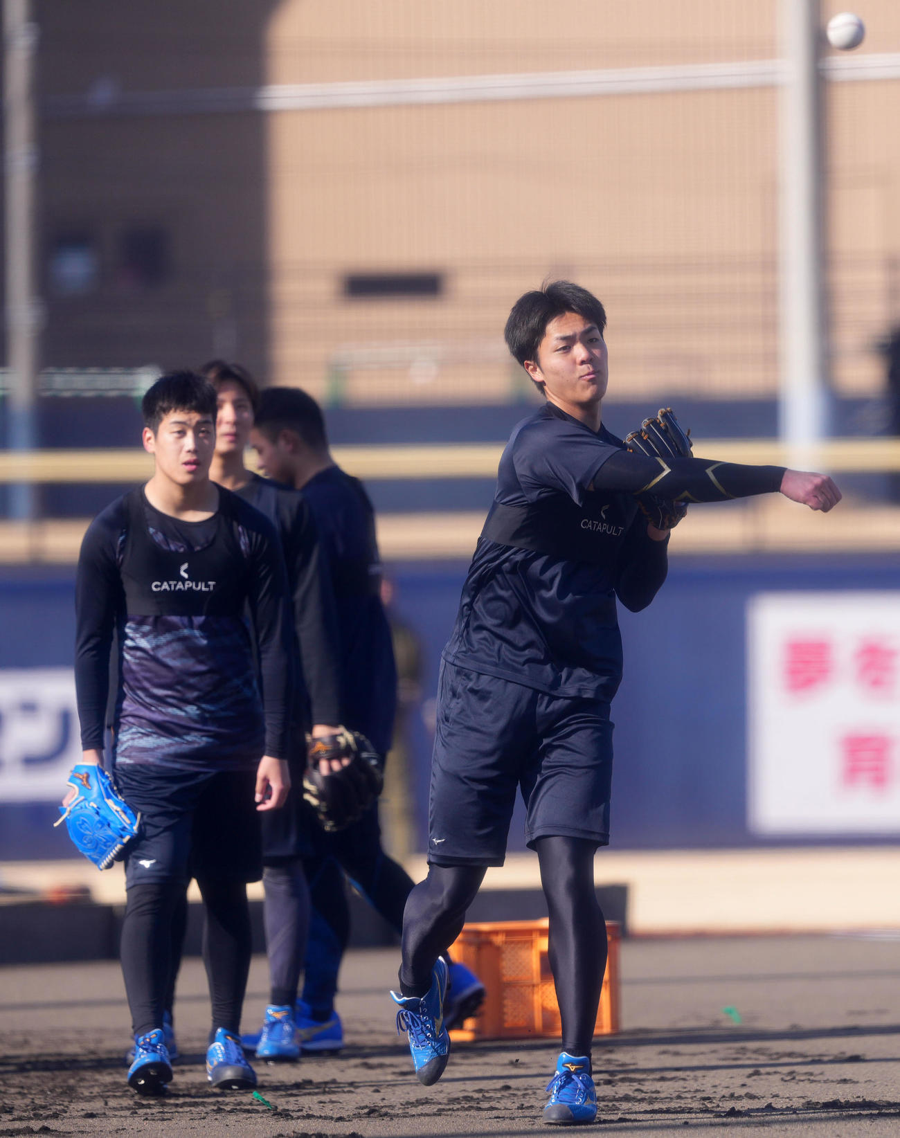 ノックを受ける柴田（手前）ら日本ハム新人選手たち（撮影・横山健太）
