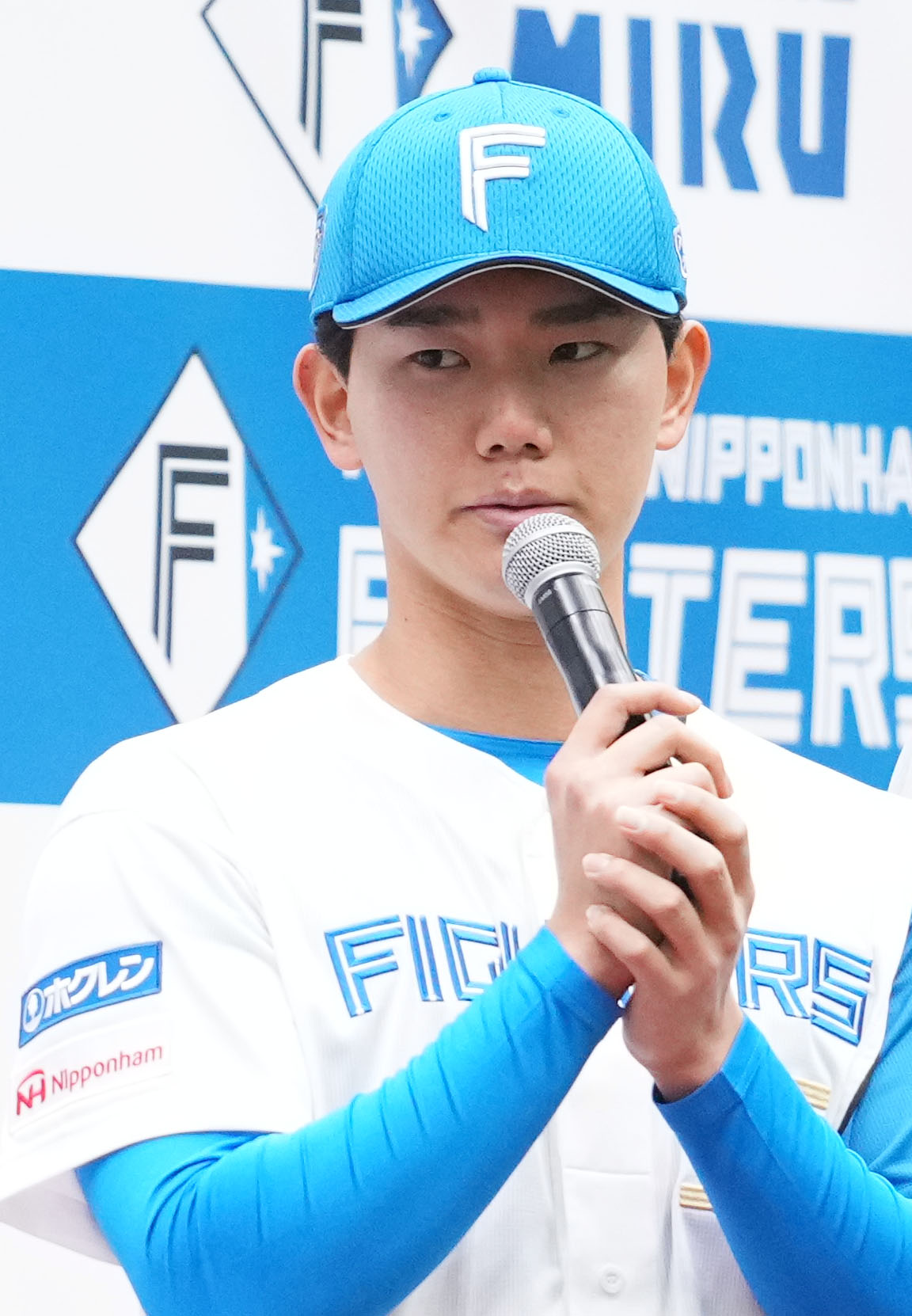 お披露目会で自己紹介をする日本ハム浅利（撮影・横山健太）