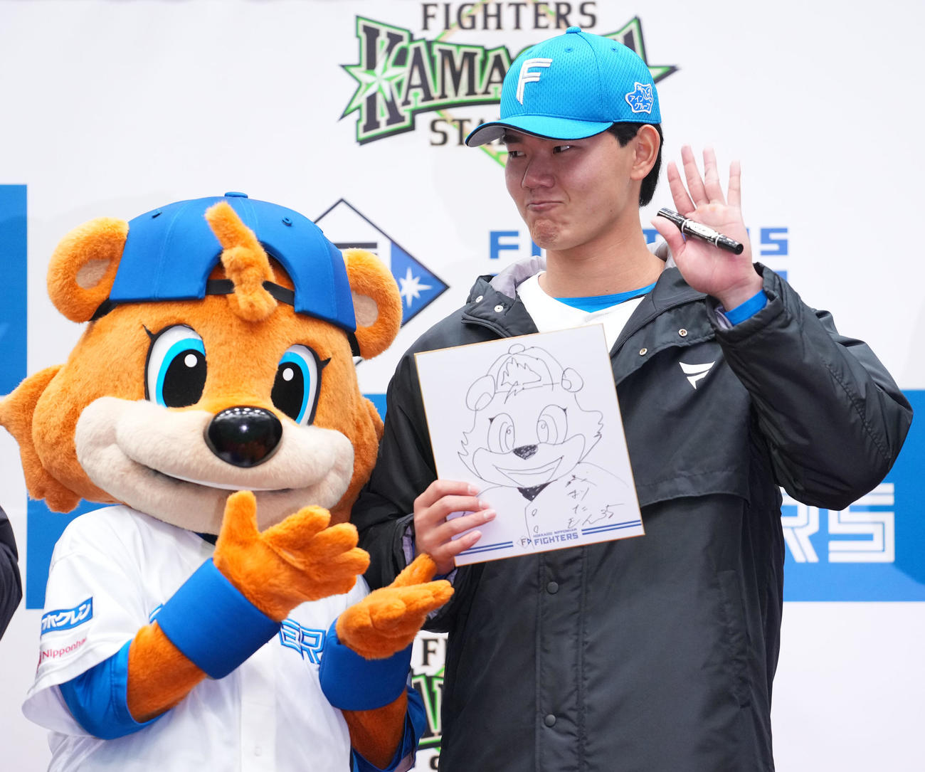 カビーの似顔絵を披露する日本ハム浅利（撮影・横山健太）
