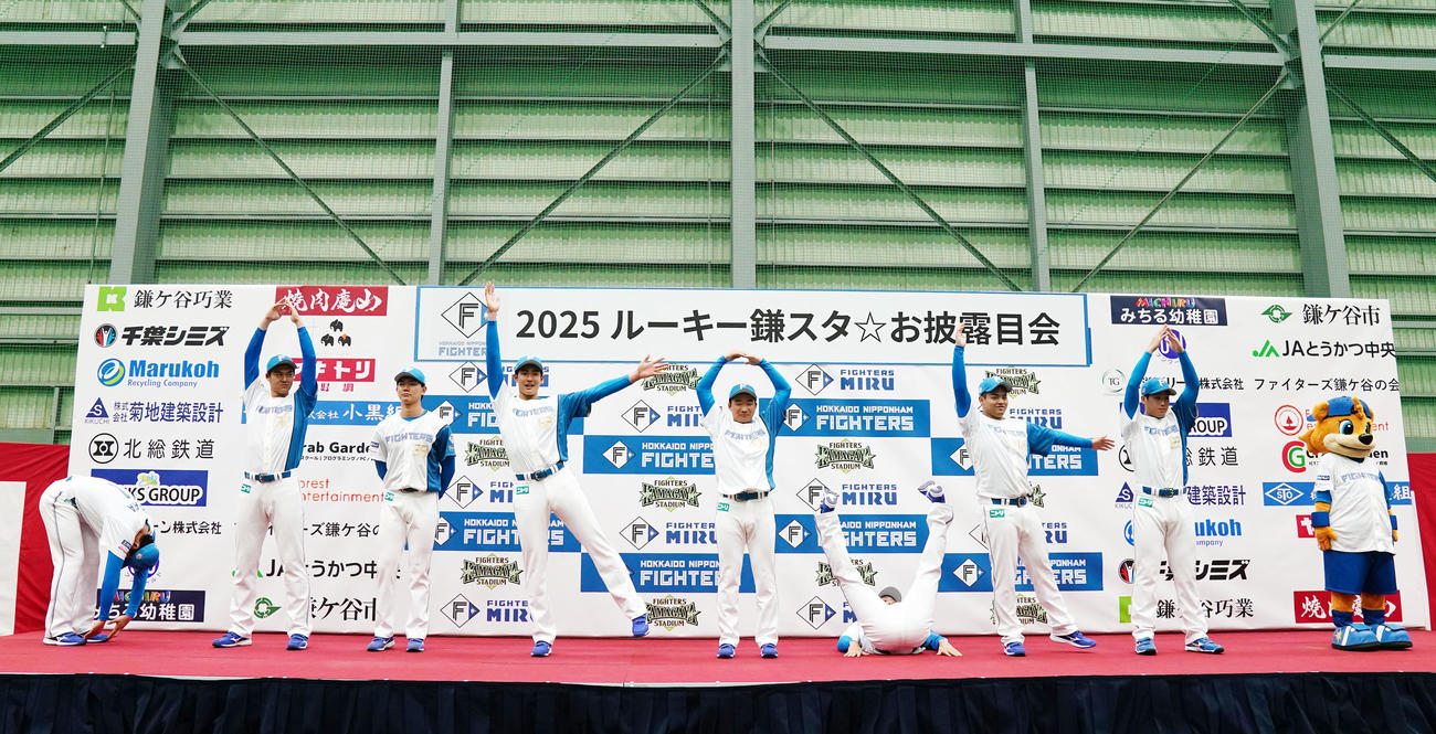 人文字で「DAIKOUKAI」とつくる日本ハム新人選手たち。左から柴田、藤田、浅利、清水大、山縣、山城、川勝、渋谷（撮影・横山健太）