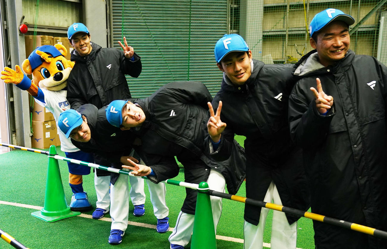 笑顔を見せる日本ハム新人選手たち。左から柴田、藤田、浅利、清水大、山縣（撮影・横山健太）