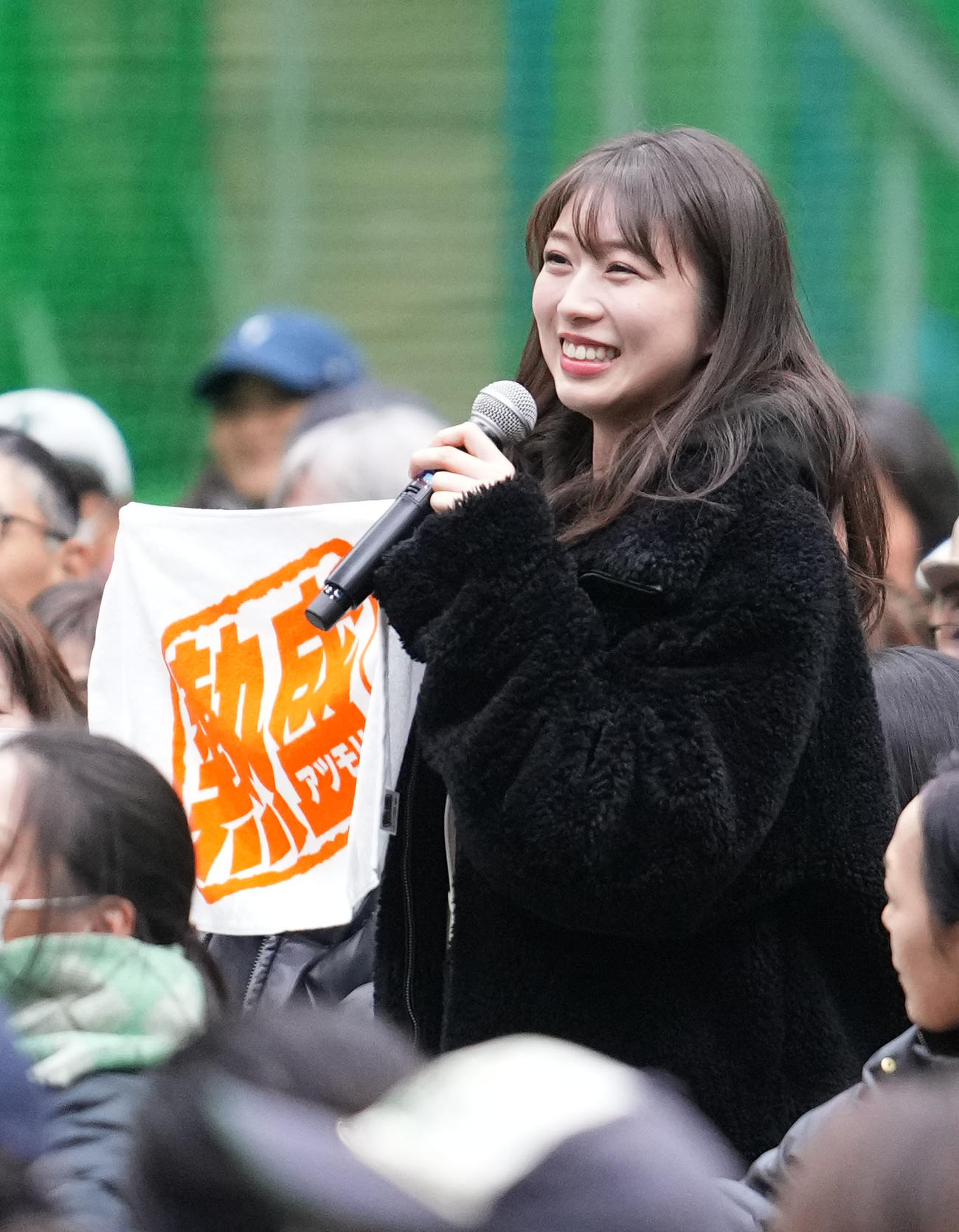 新人選手たちに質問をするモーニング娘。の牧野真莉愛（撮影・横山健太）