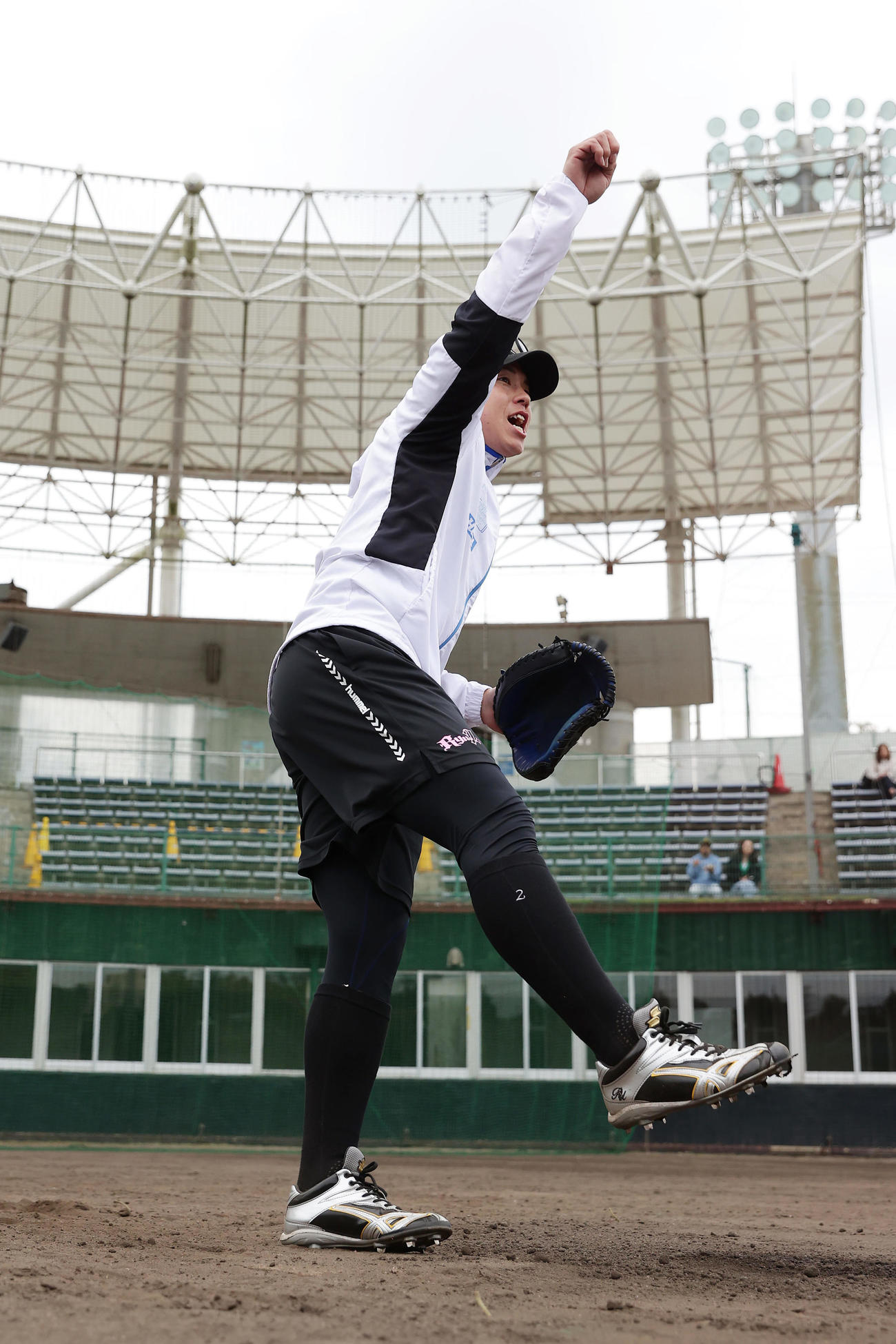 自主トレを公開し、送球練習を行う阪神梅野（撮影・前田充）