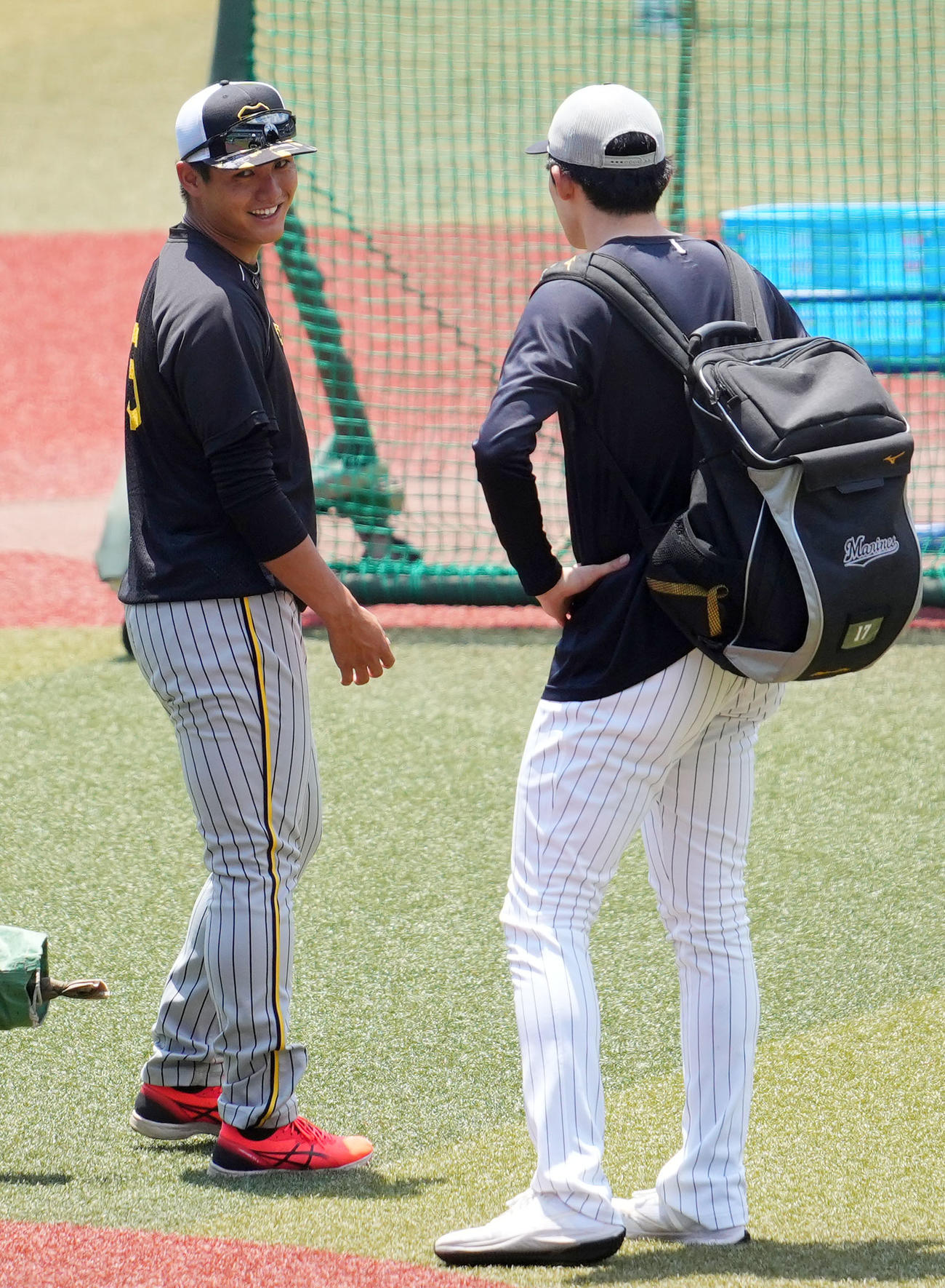 24年6月、ロッテ佐々木（左）と談笑する阪神西純