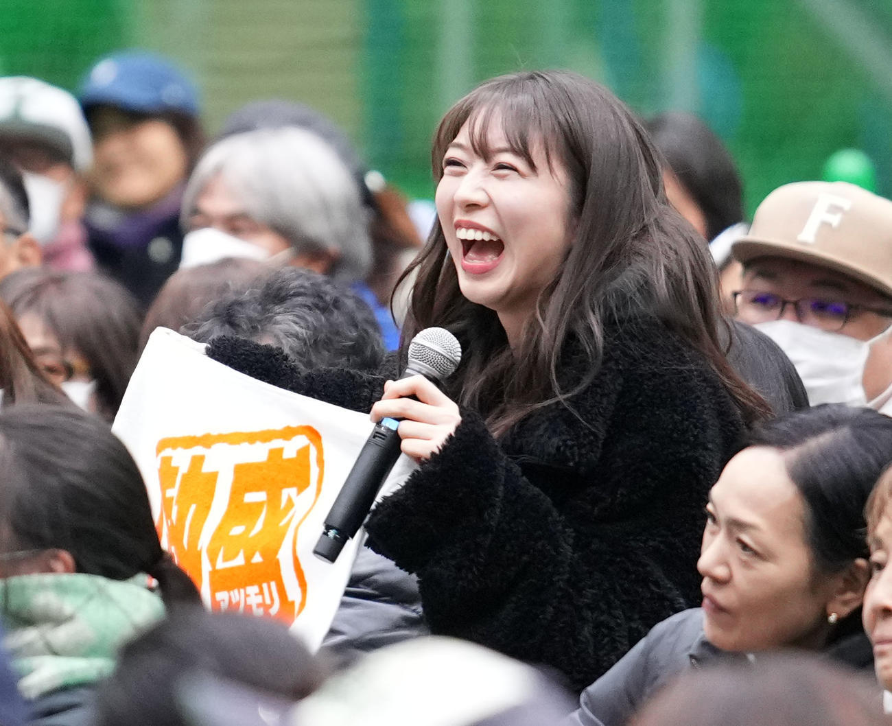 新人選手たちに質問をするモーニング娘。の牧野真莉愛（撮影・横山健太）