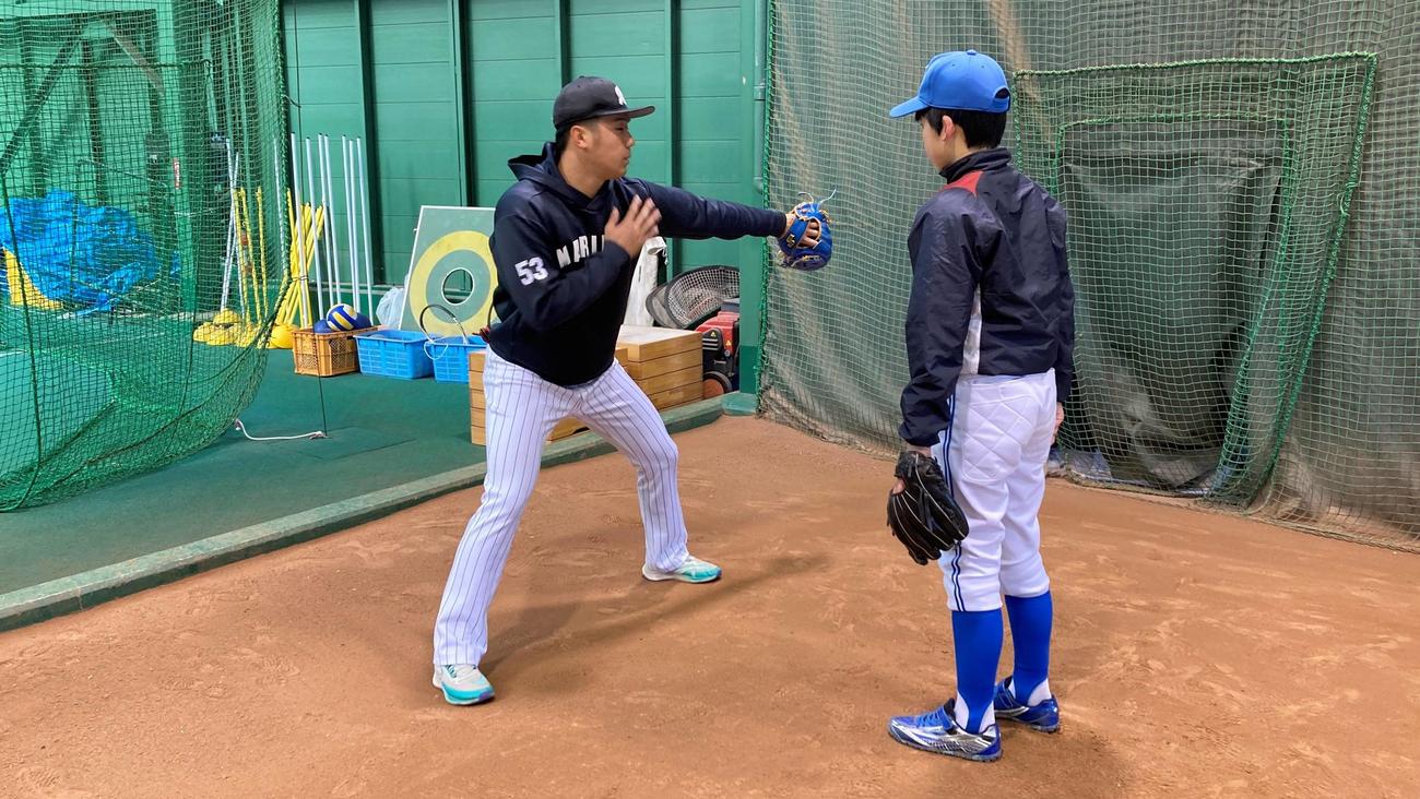 野球教室で投球指導をおこなう木村（球団提供）