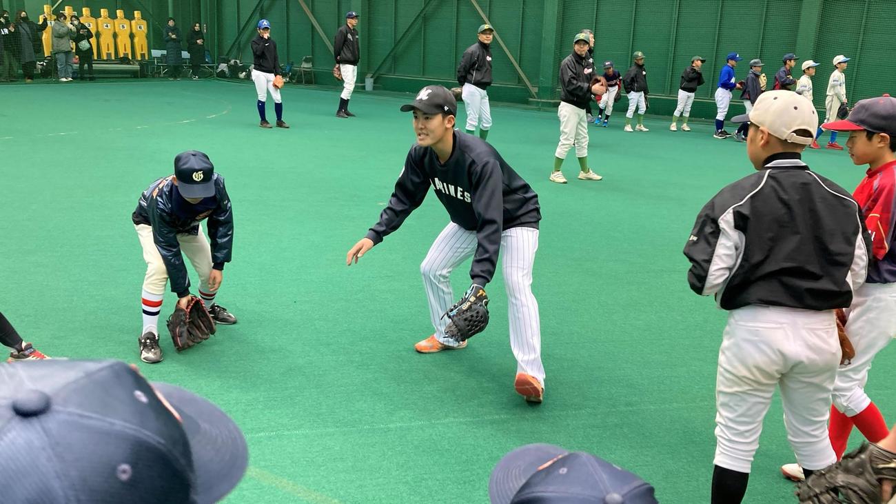 野球教室で守備指導をおこなう早坂（球団提供）