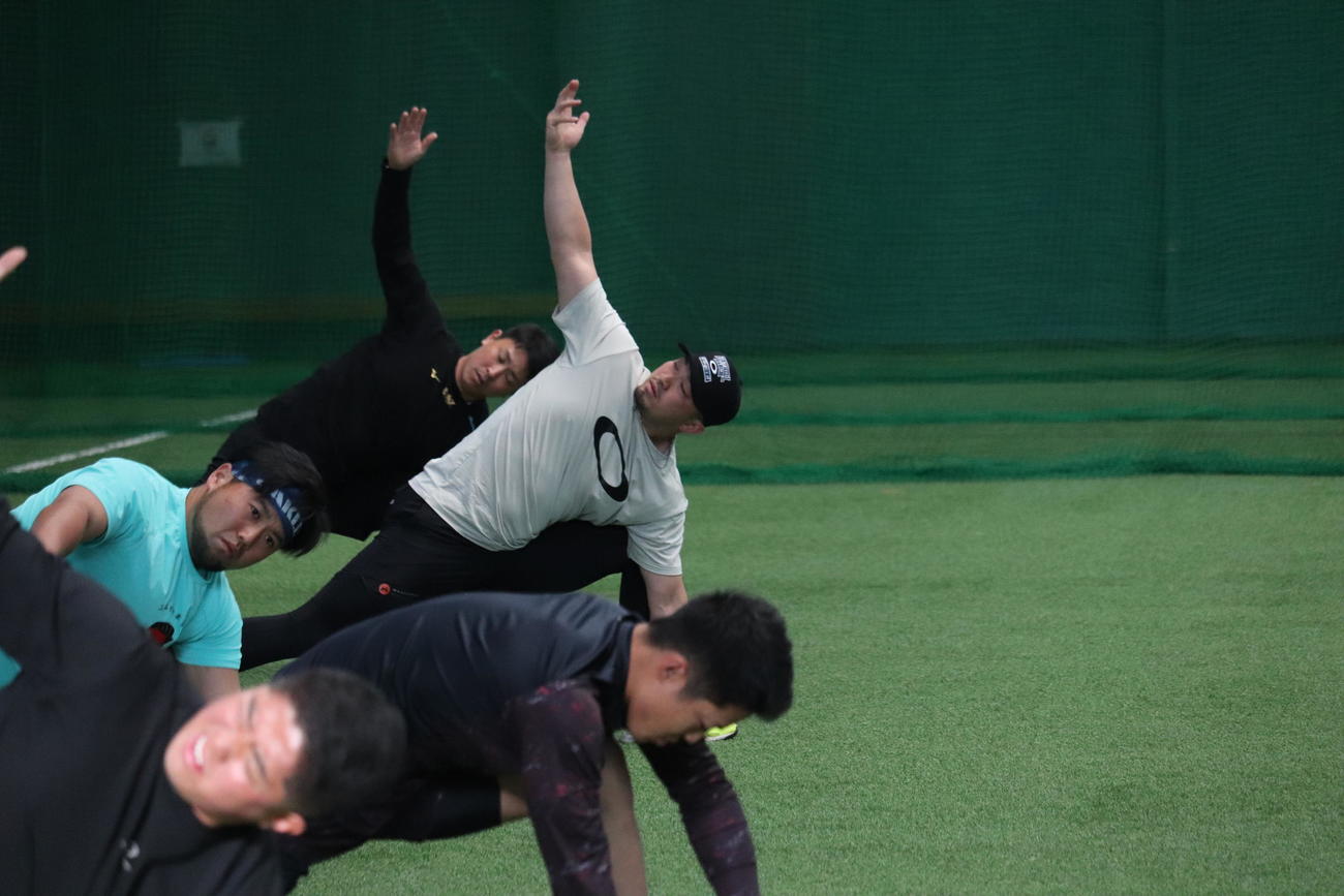 トレーニングする鈴木誠也（写真奥から2人目、奥は堂林翔太、手前は末包昇大）