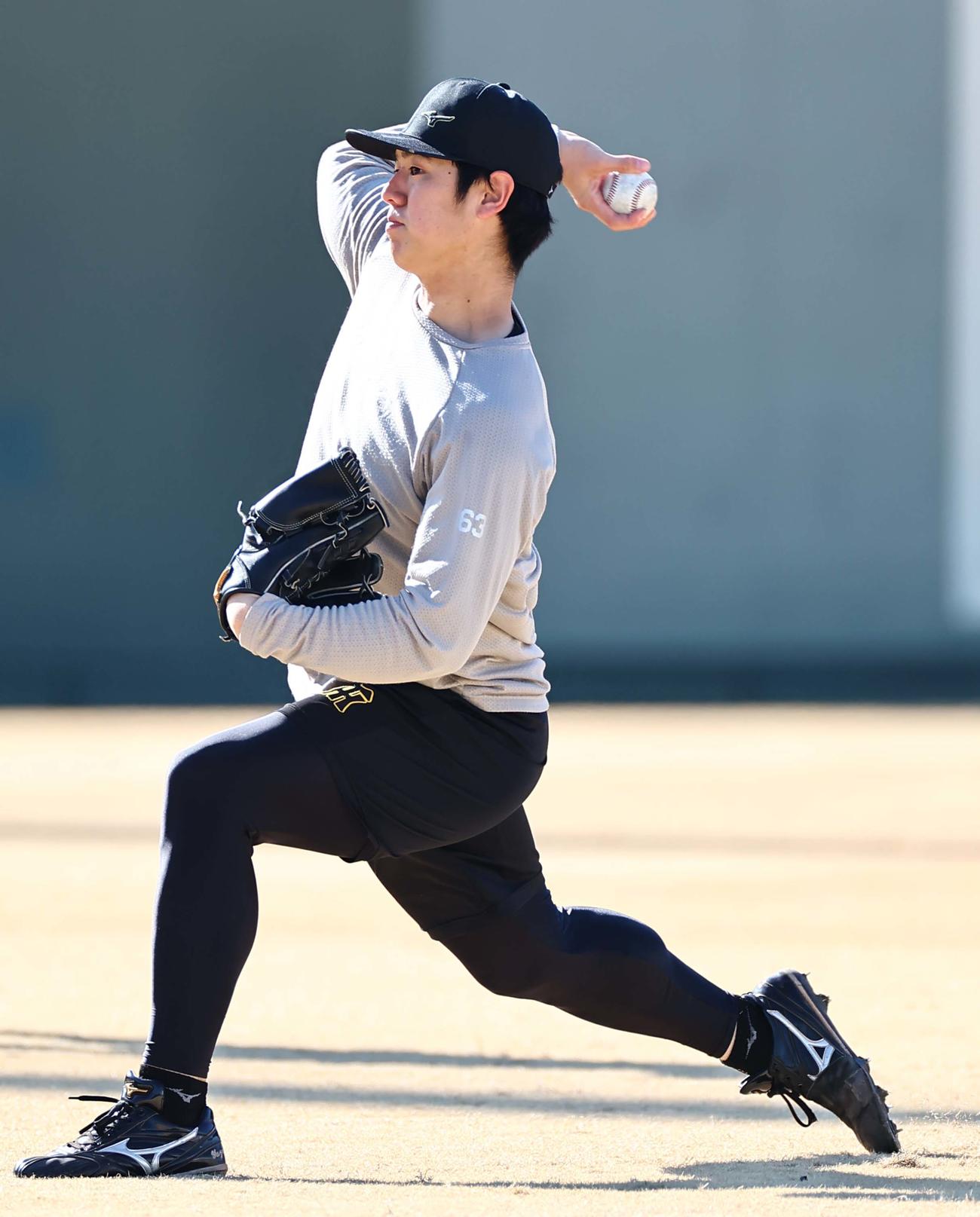 キャッチボールをする石黒（撮影・上田博志）