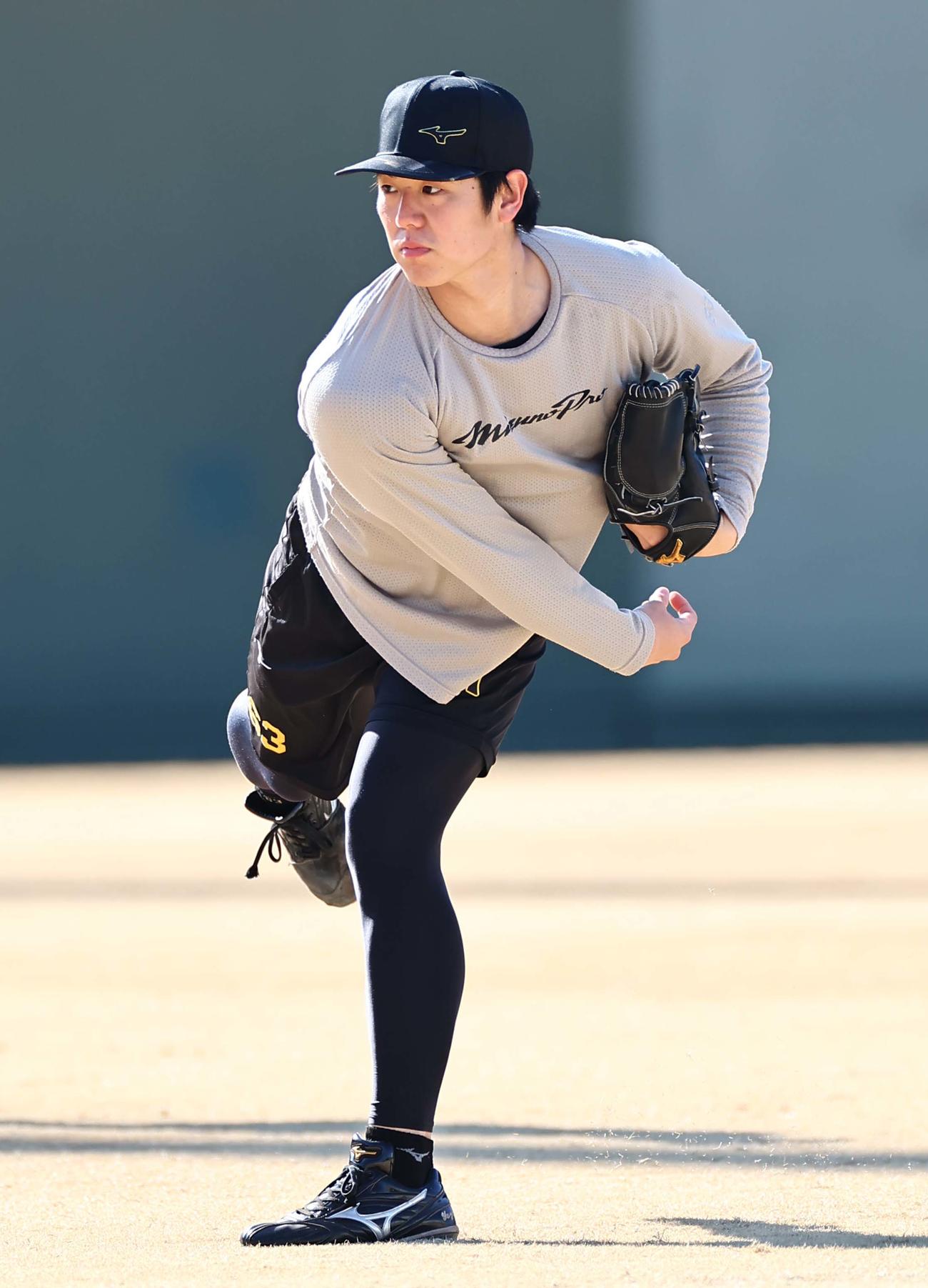キャッチボールをする石黒（撮影・上田博志）