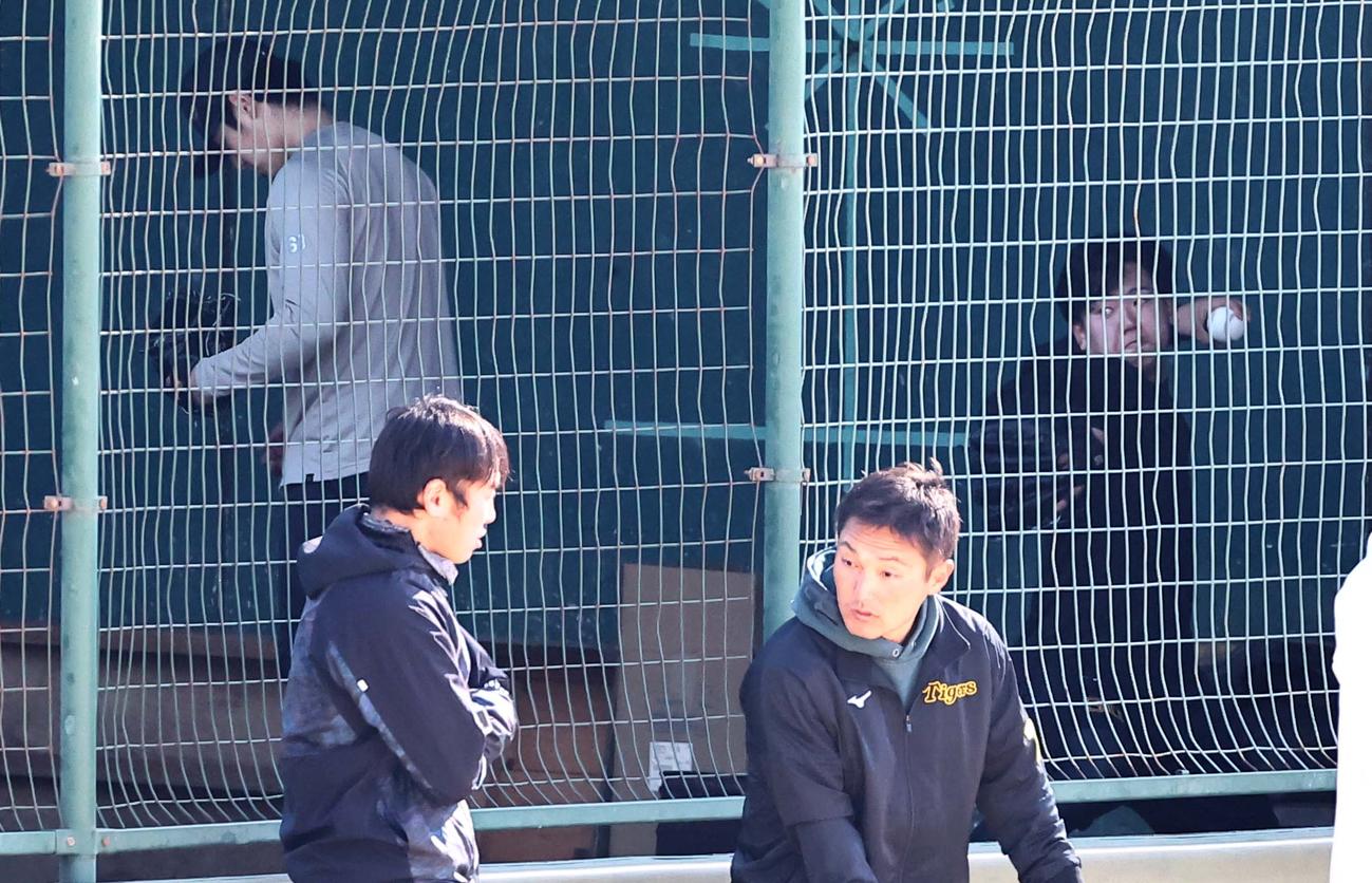 ブルペンで投球練習をする門別（右）と石黒（撮影・上田博志）