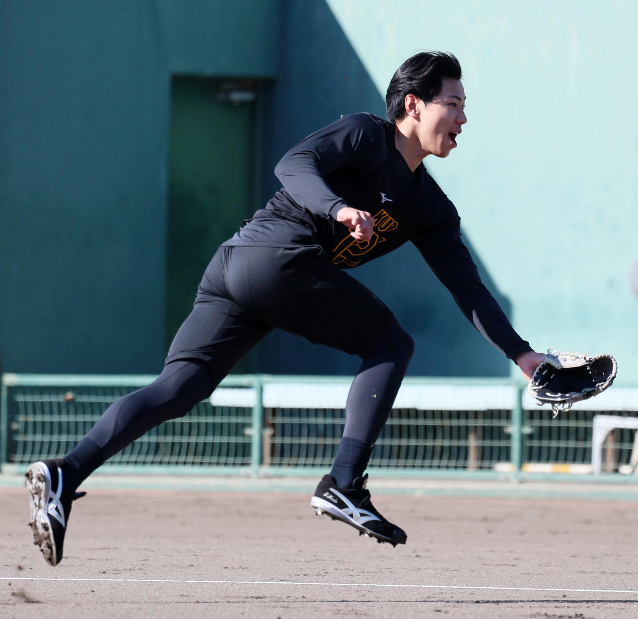 投内連係プレーの練習で本塁へボールをトスする工藤（撮影・加藤哉）