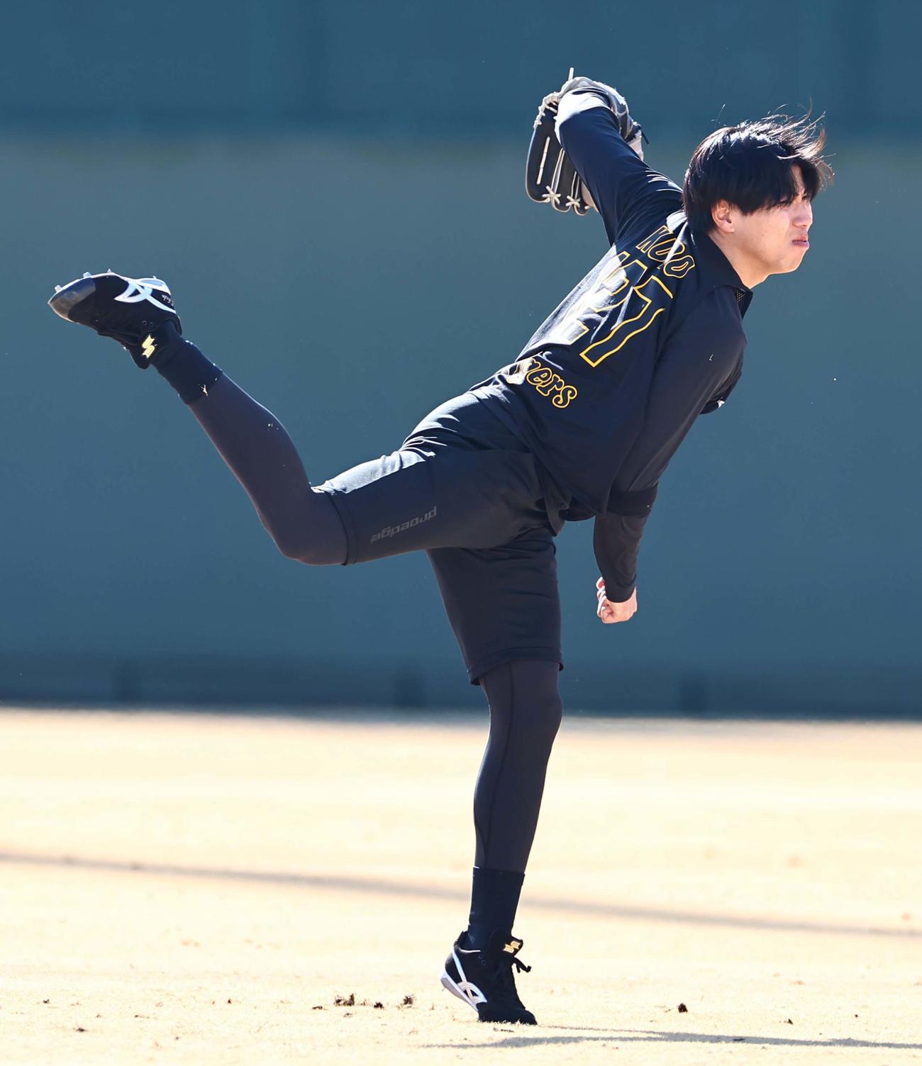 キャッチボールをする工藤（撮影・上田博志）