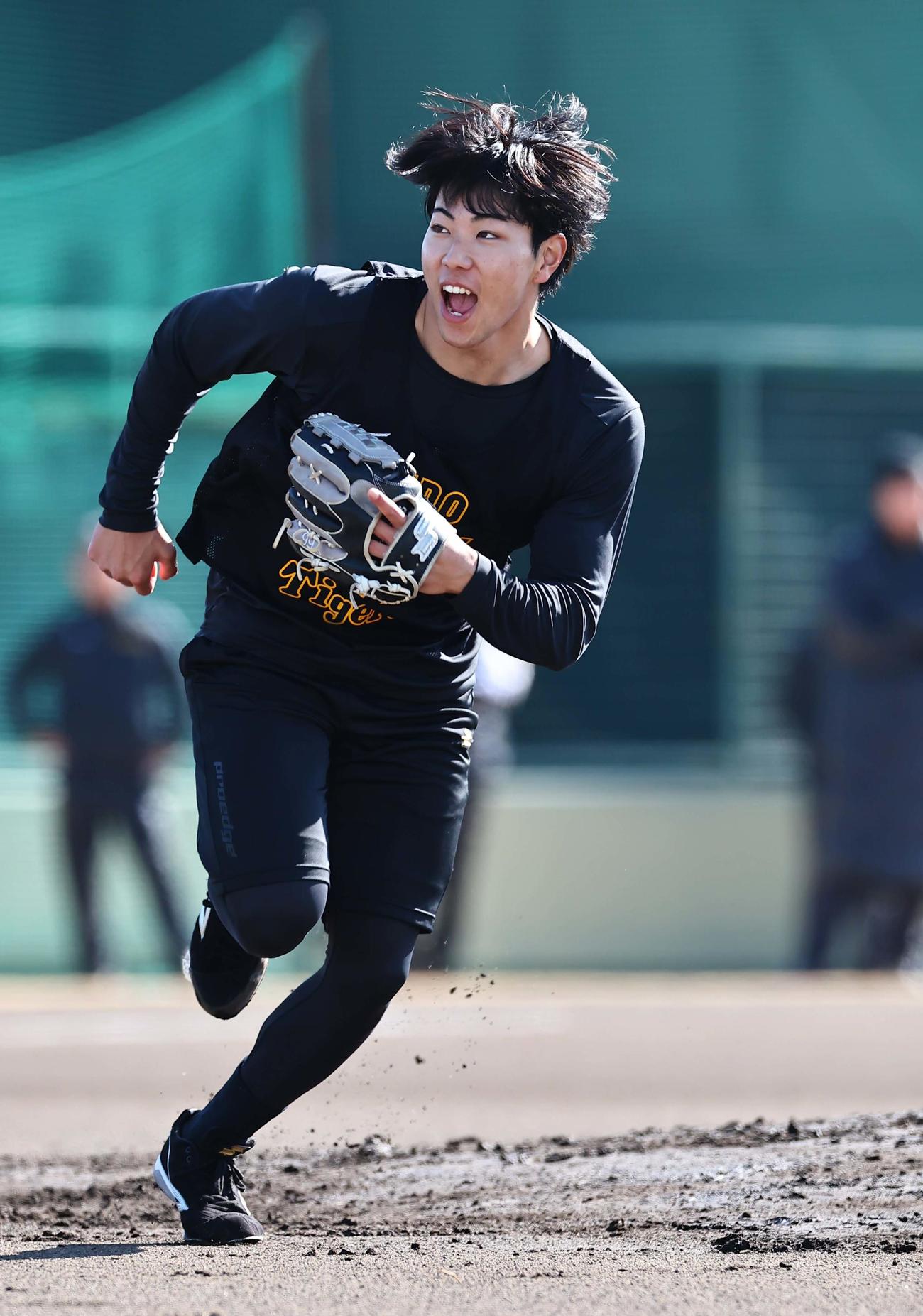 投内連係プレーを練習する工藤（撮影・上田博志）