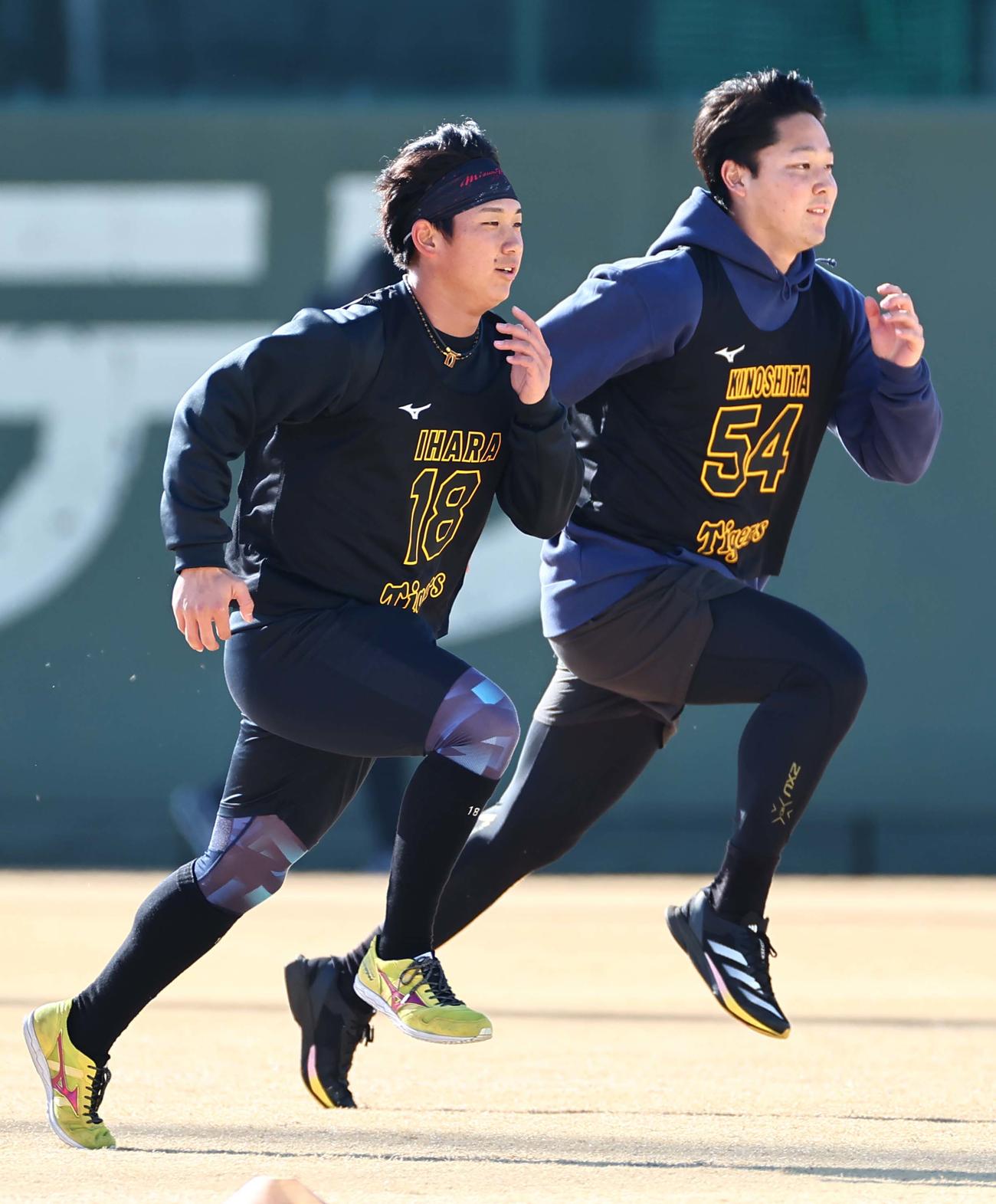 外野をダッシュする伊原（左）と木下（撮影・上田博志）
