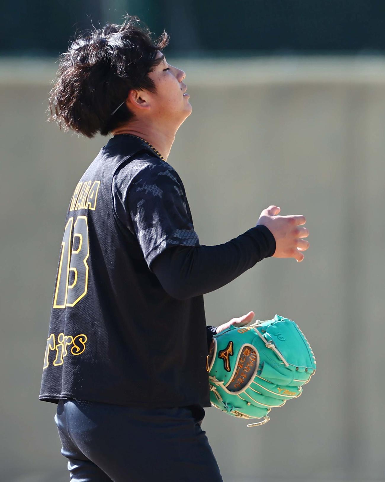 「負けられません勝つまでは」と刺繍された伊原のグラブ（撮影・上田博志）