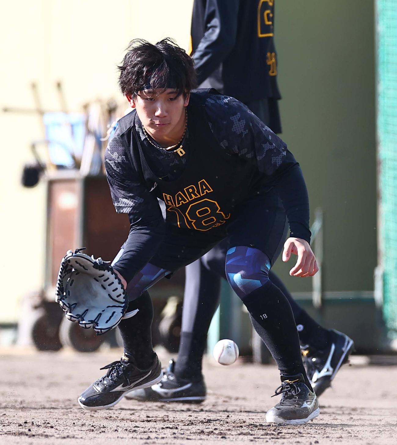 ノックを受ける伊原（撮影・上田博志）