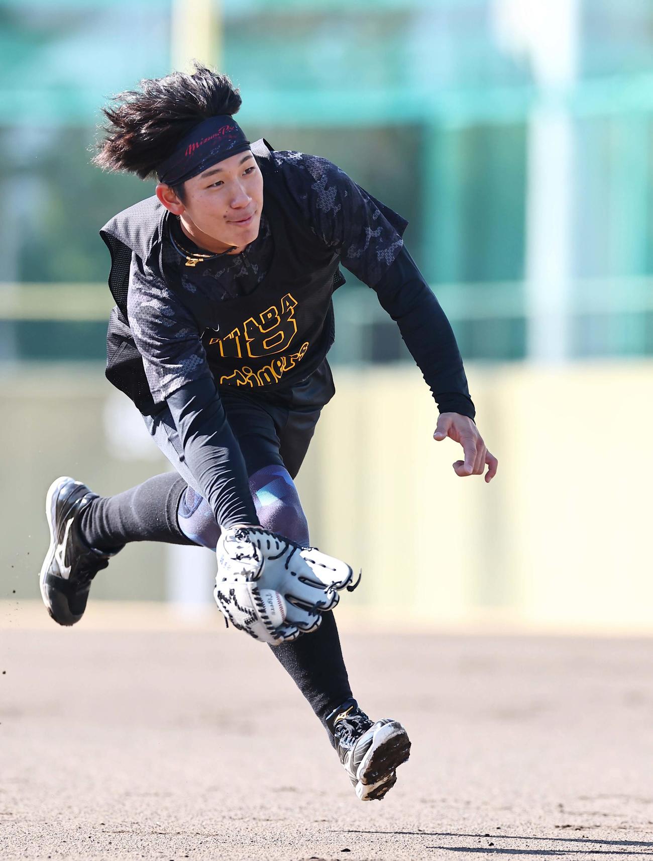 投内連係プレーの練習をする伊原は本塁へグラブトスをする（撮影・上田博志）
