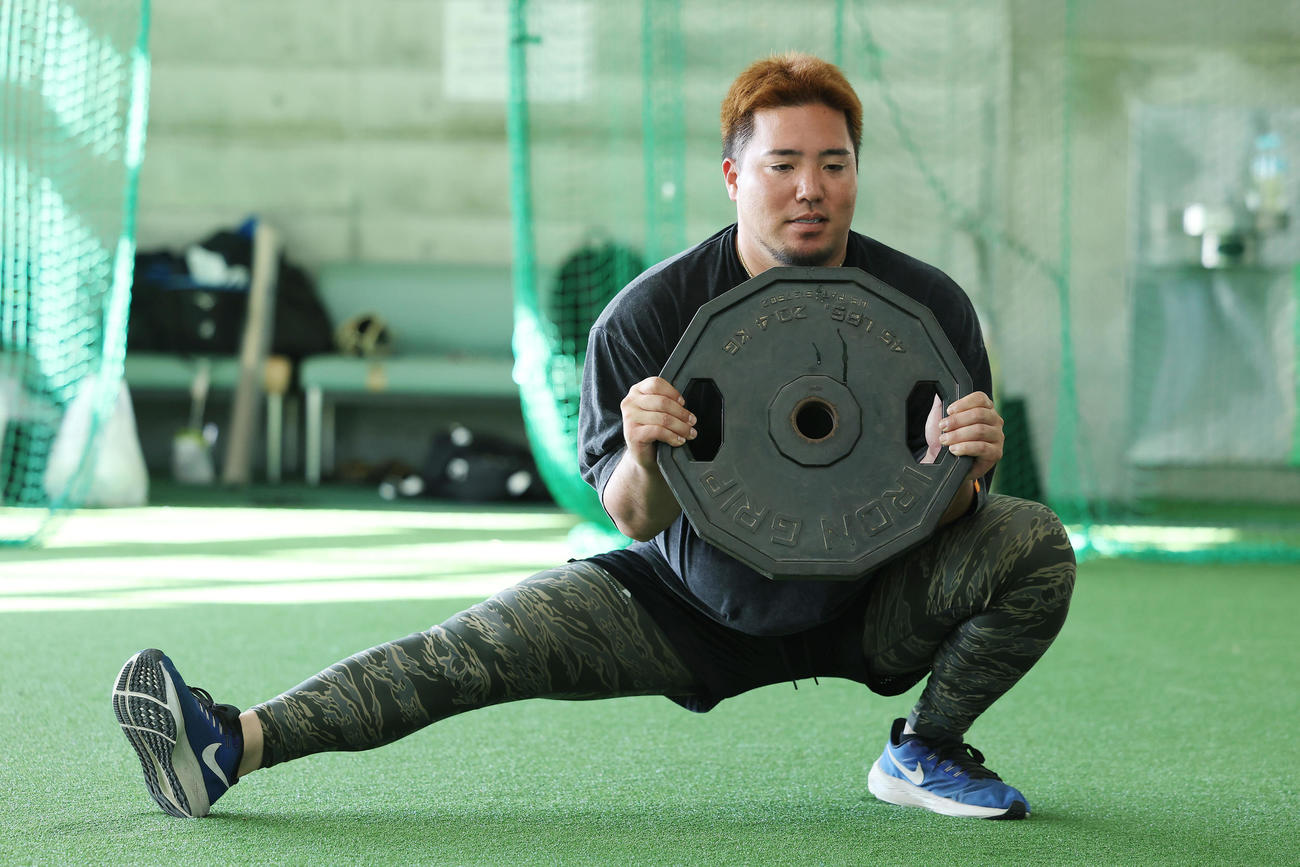 自主トレを公開したソフトバンク山川（撮影・前田充）
