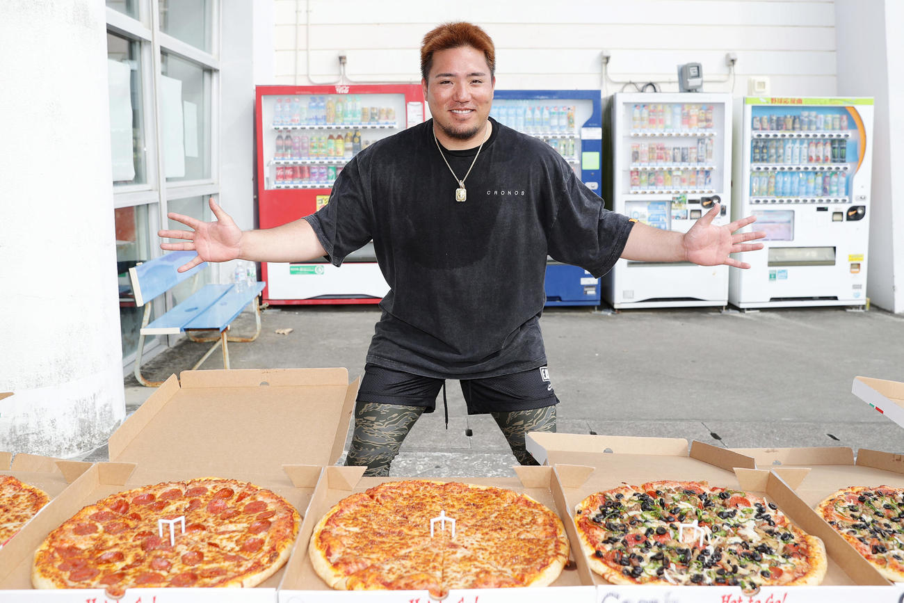 自主トレを公開し、関係者や報道陣にピザを振る舞ったソフトバンク山川（撮影・前田充）