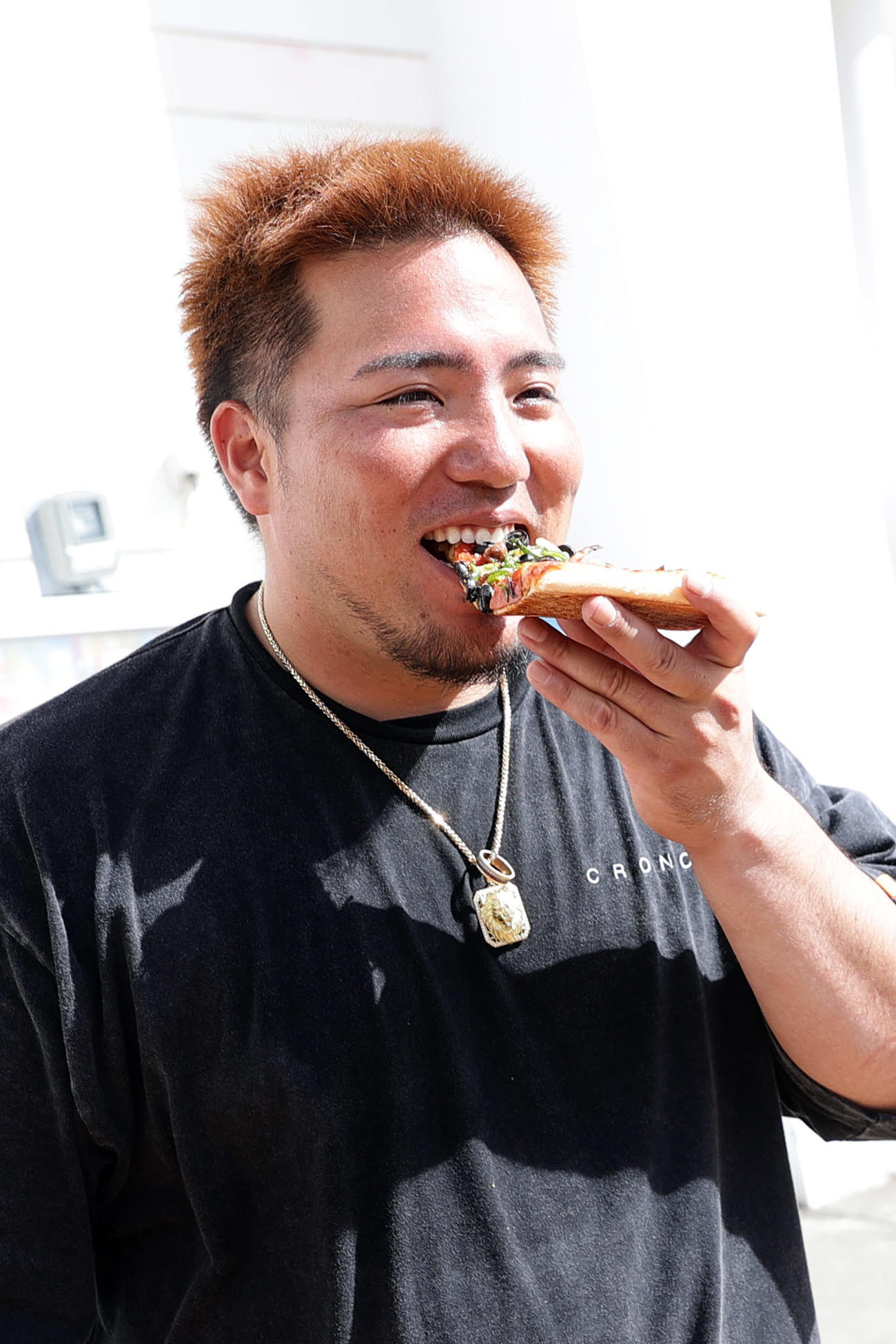 自主トレを公開し、ピザをほお張るソフトバンク山川（撮影・前田充）