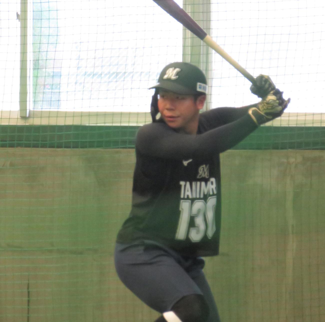 新人合同自主トレで打撃練習をおこなう育成ドラフト1位谷村（撮影・星夏穂）