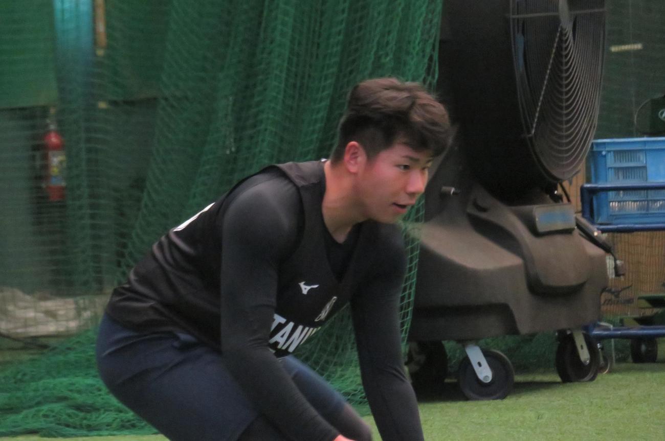 新人合同自主トレでノックを受ける育成ドラフト1位谷村（撮影・星夏穂）