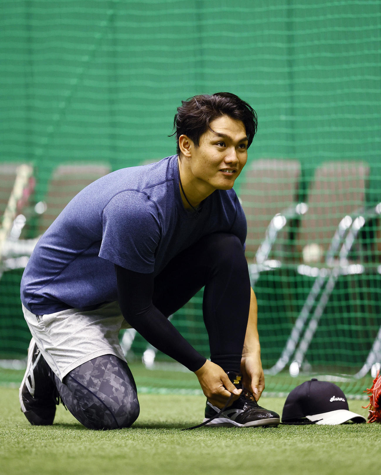 自主トレでスパイクを履く阪神西純（撮影・藤尾明華）