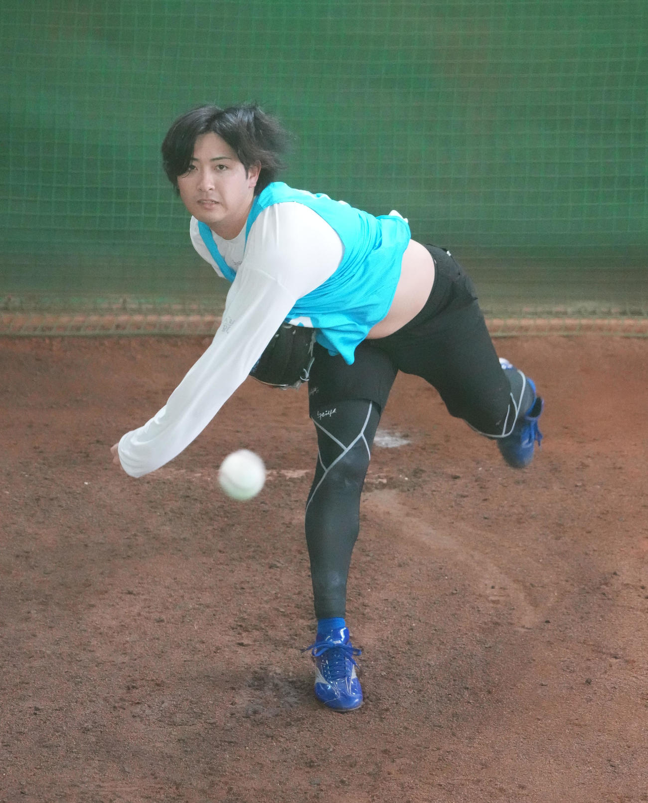 ブルペンで投球練習をする吉田（撮影・森本幸一）