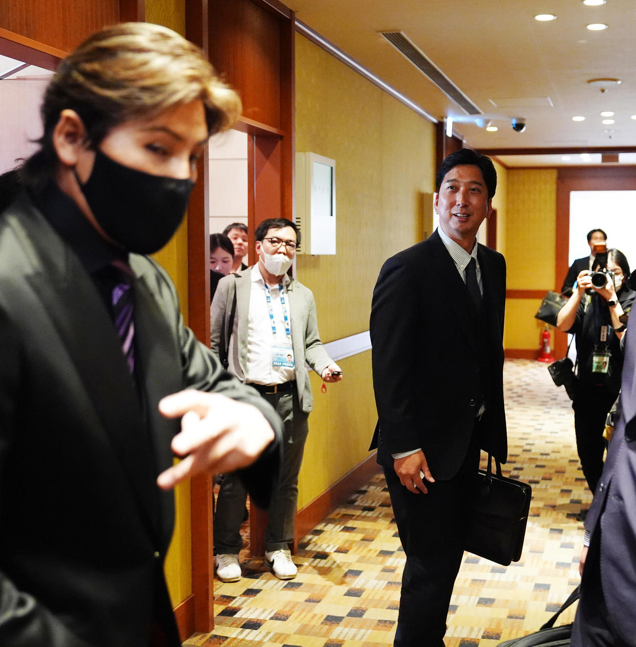 NPB12球団監督会議後、日本ハム新庄監督（左）と言葉を交わした阪神藤川監督（撮影・江口和貴）