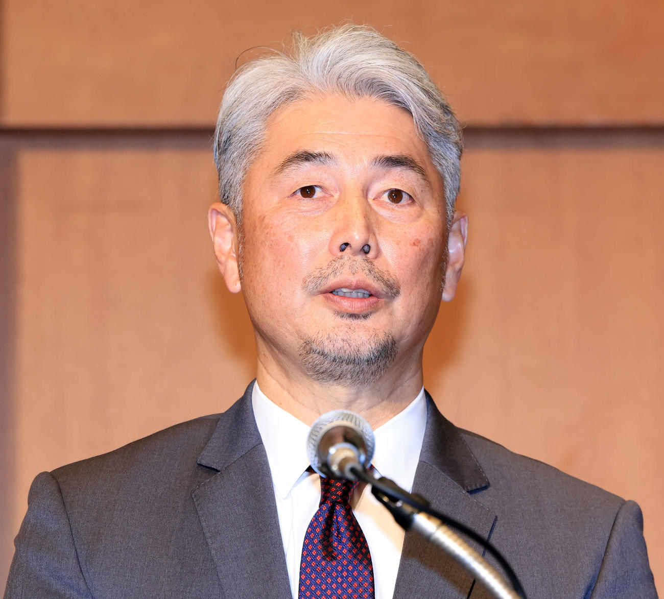 12球団監督会議後、会見で報道陣の質問に答えるロッテ吉井監督（撮影・浅見桂子）