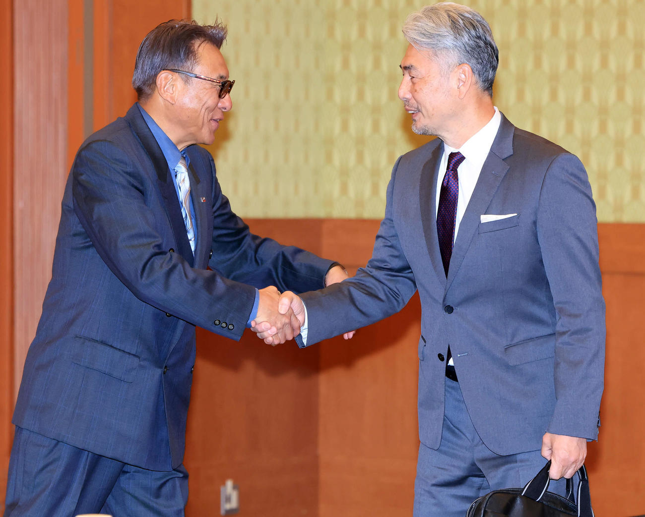 12球団監督会議で笑顔であいさつするヤクルト池山2軍監督（左）とロッテ吉井監督（撮影・浅見桂子）