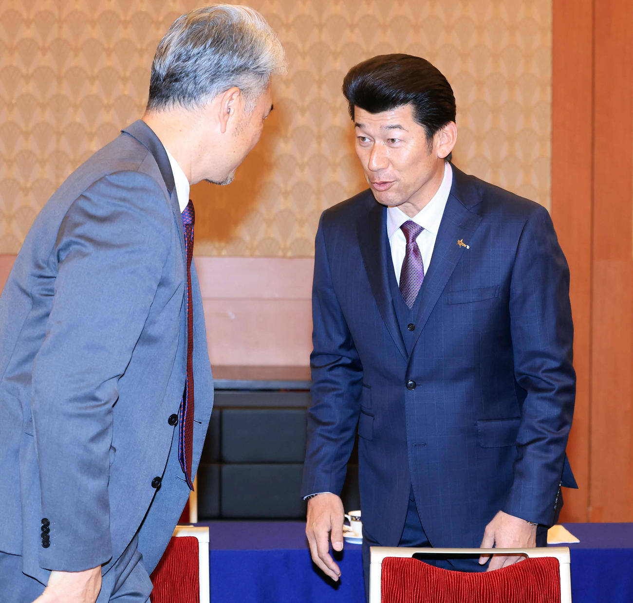 12球団監督会議で笑顔であいさつするロッテ吉井監督（左）とDeNA三浦監督（撮影・浅見桂子）