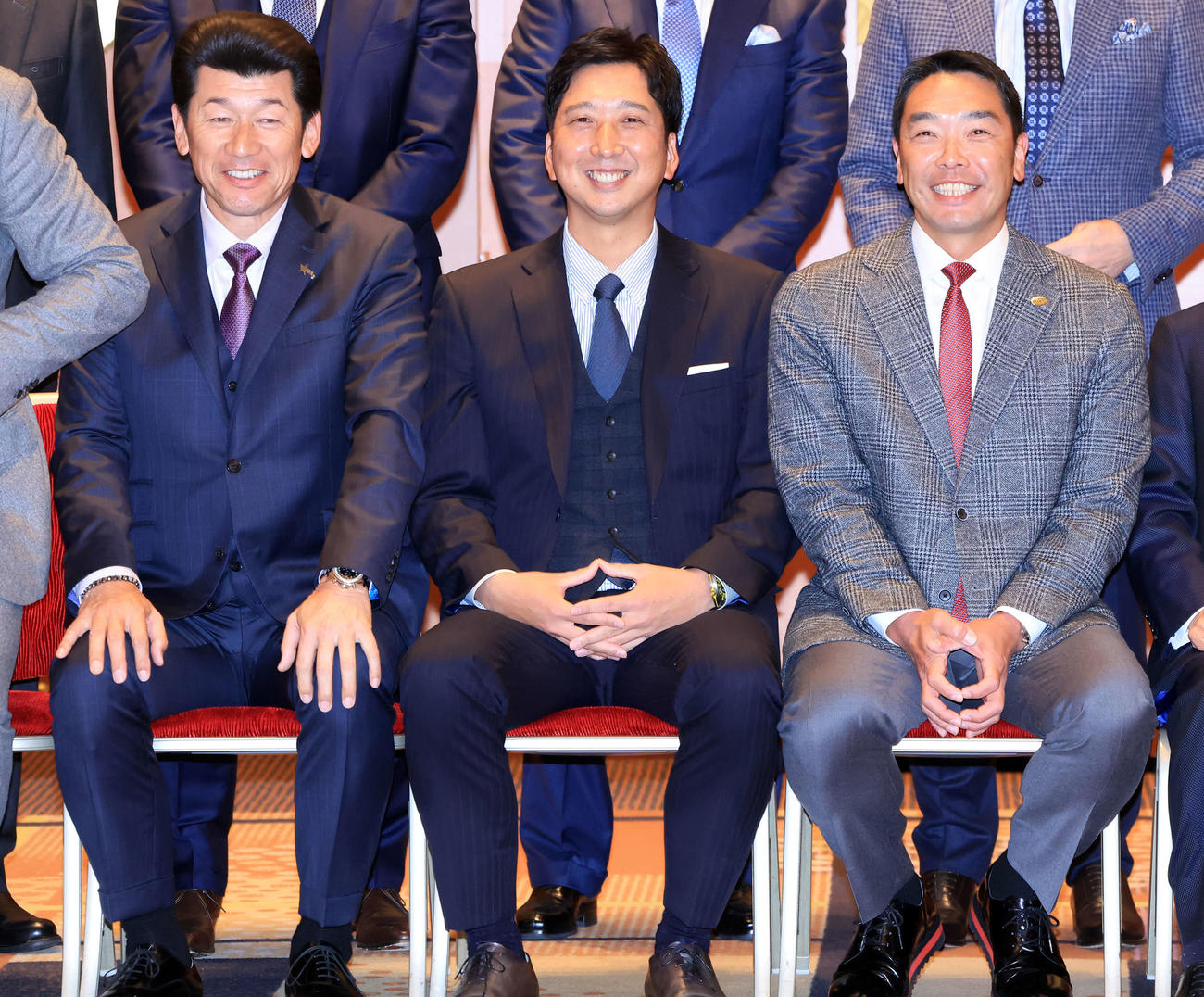 12球団監督会議で笑顔で記念撮影に臨む、左からDeNA三浦監督、阪神藤川監督、巨人阿部監督（撮影・浅見桂子）