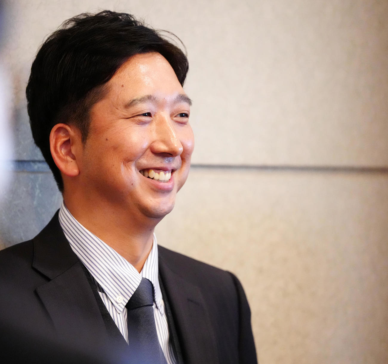 NPB12球団監督会議後、取材に応じ笑顔を見せる阪神藤川監督（撮影・江口和貴）