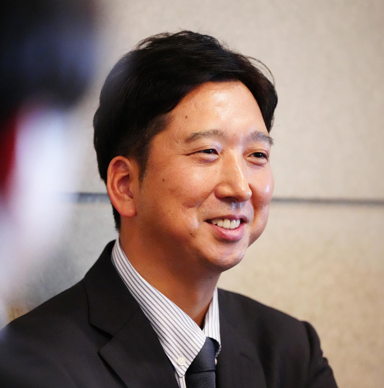 NPB12球団監督会議後、取材に応じ笑顔を見せる阪神藤川監督（撮影・江口和貴）
