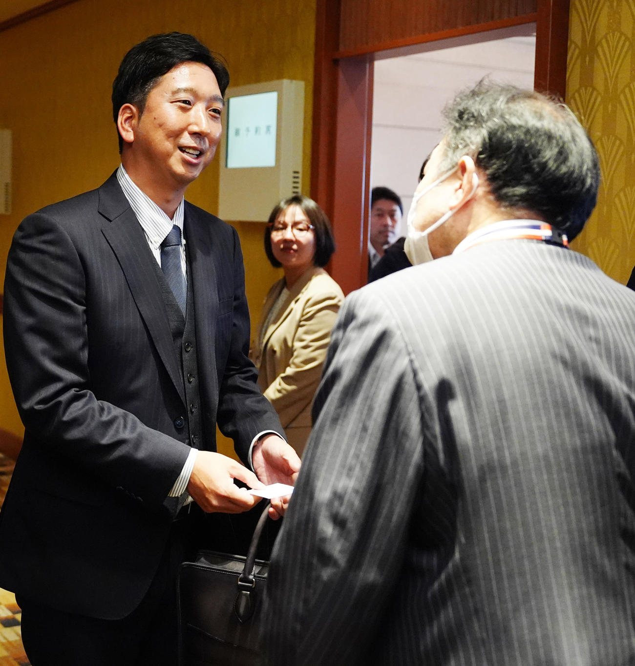 NPB12球団監督会議後、記者と言葉を交わす阪神藤川監督（左）（撮影・江口和貴）