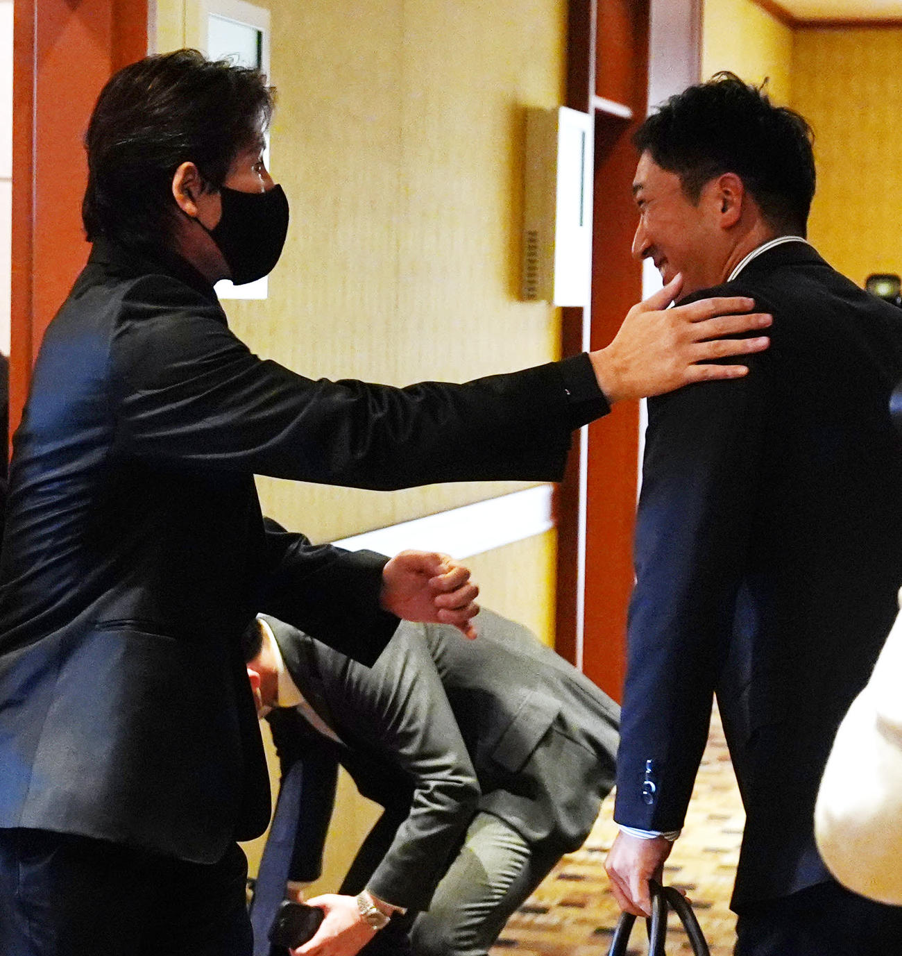 NPB12球団監督会議後、阪神藤川監督（右）の肩に手を添える日本ハム新庄監督（撮影・江口和貴）