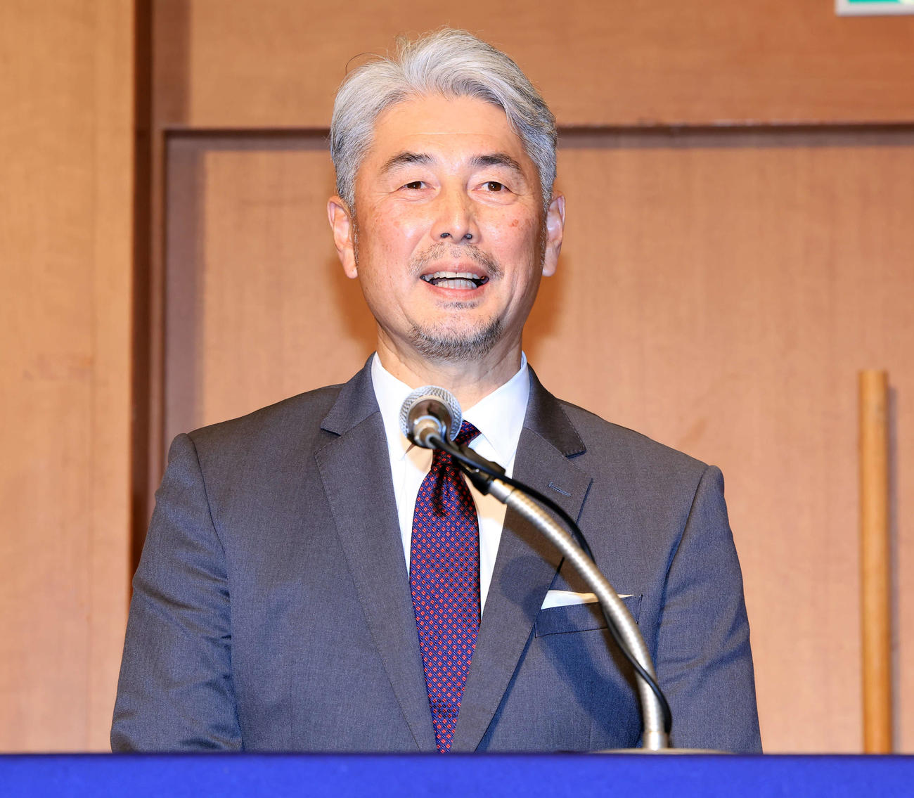 12球団監督会議後、会見で報道陣の質問に答えるロッテ吉井監督（撮影・浅見桂子）