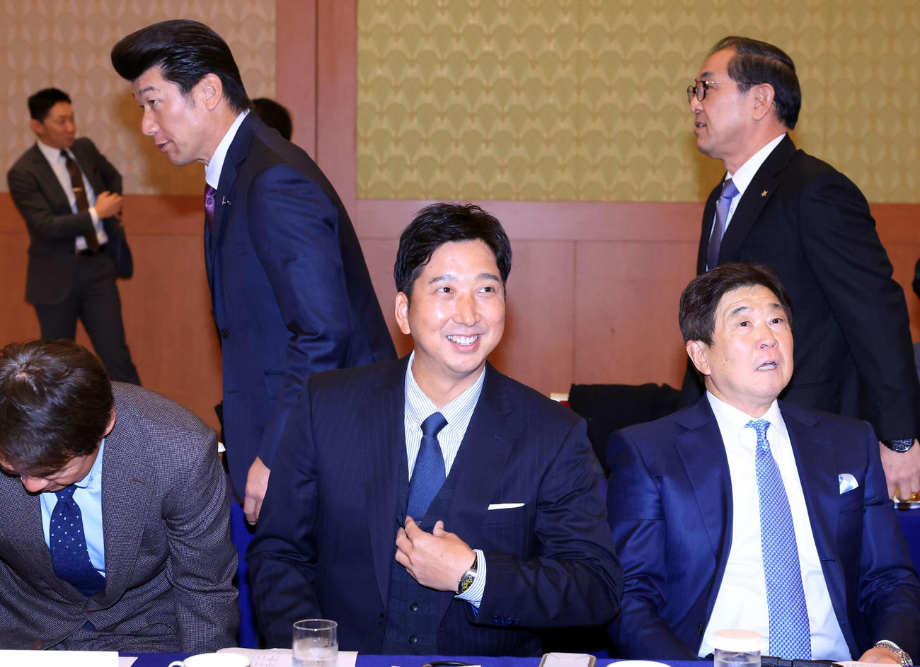 12球団監督会議で笑顔で着席する阪神藤川監督（中央）。右は平田2軍監督。後方左はDeNA三浦監督（撮影・浅見桂子）